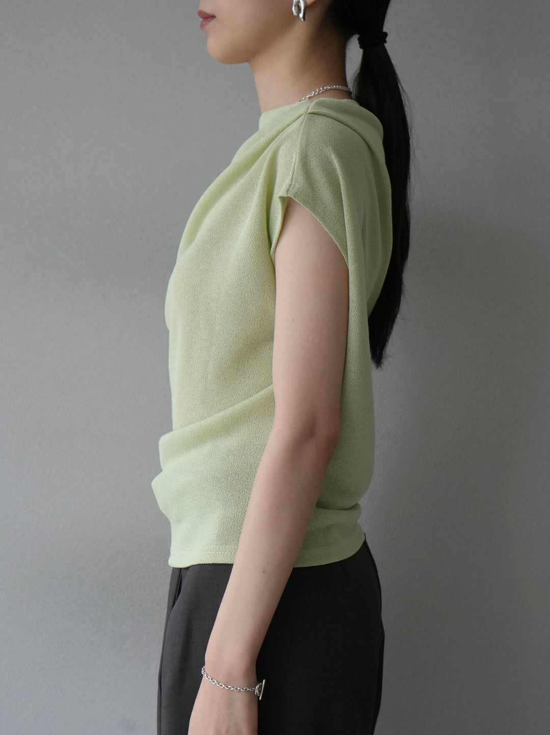 [Pre-order] Asymmetrical tuck sleeveless knit/green