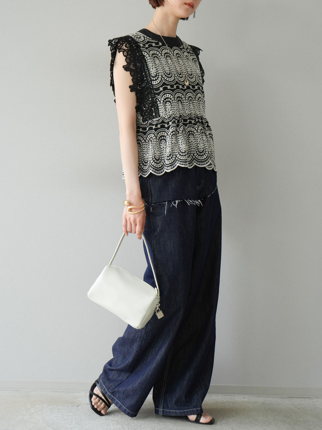 [SET] 扇貝刺繡蕾絲上衣 + 臀部設計牛仔褲 (2set)