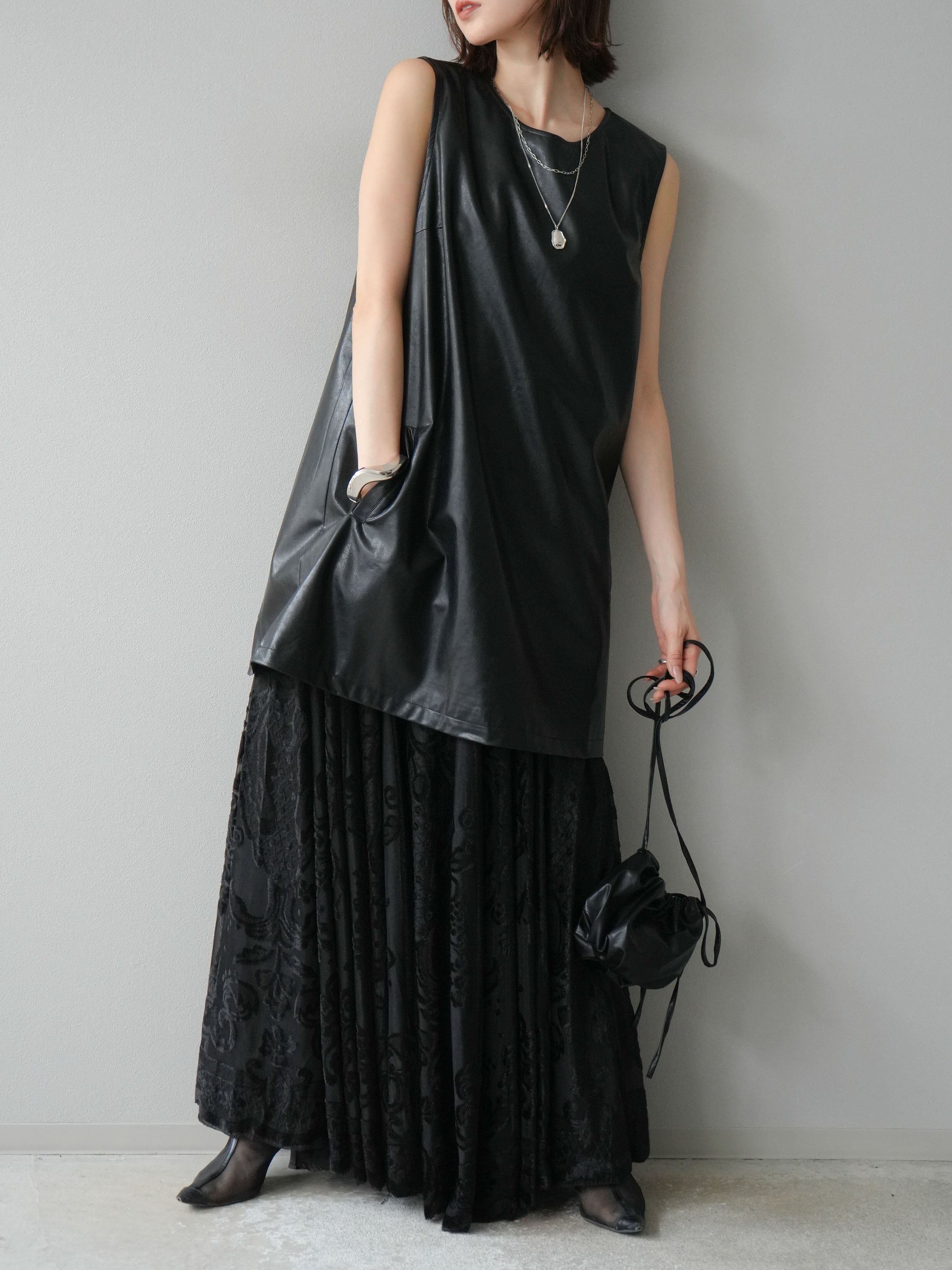 予約]ショルダーポーチ付レザーミニワンピース/ブラック – Lumier