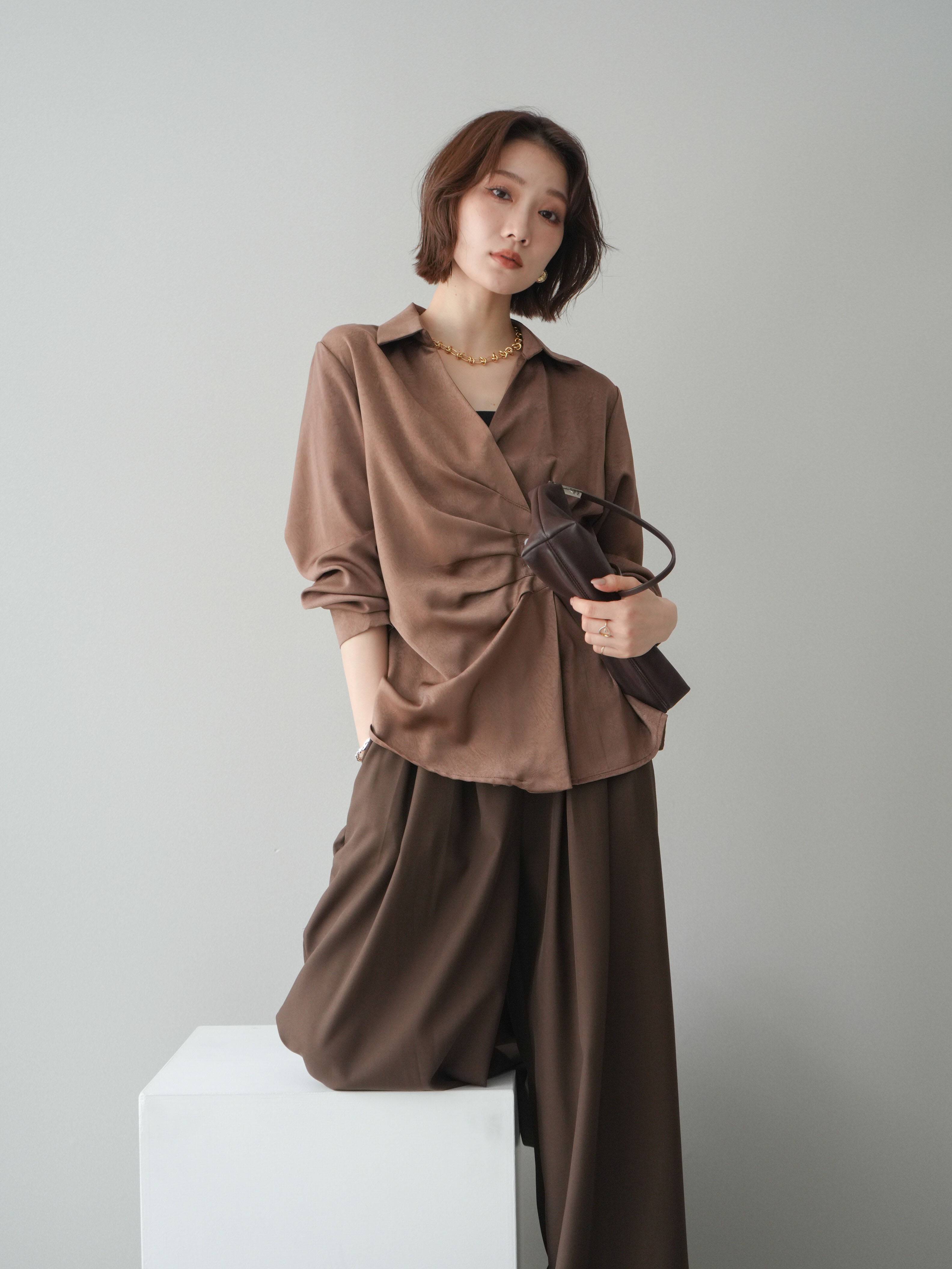 ☆未使用Seventen 2024AW ソフトモッサーギャザーブラウス/ブラウン 予約]サイドギャザーアシンメトリーデザインサテンブラウス/brown – Lumier