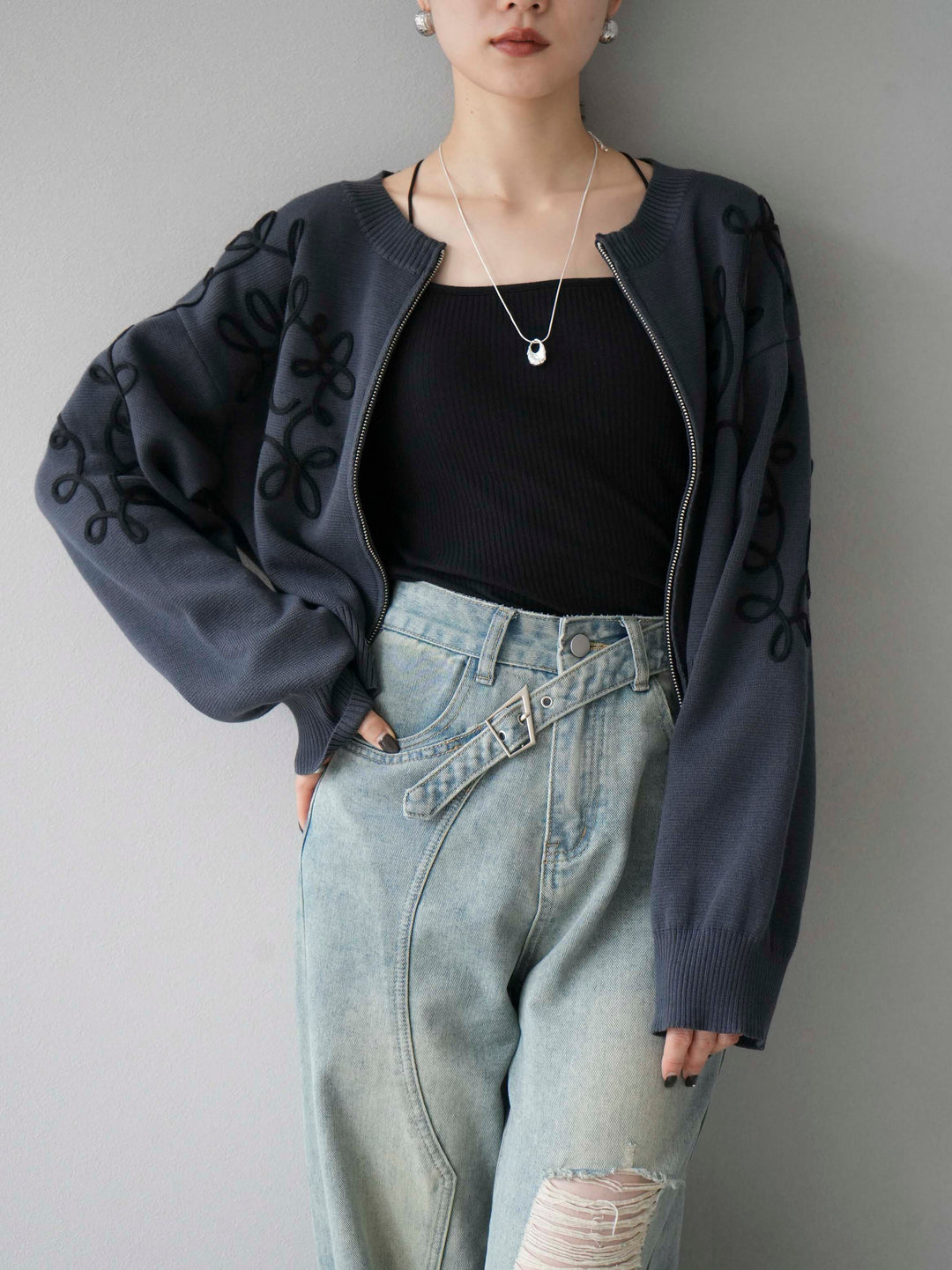 [SET]コード刺繍コットンニットジップカーディガン+ダブルストラップカットリブブラキャミソール+ベルトアシンメトリーダメージデニム(3set)