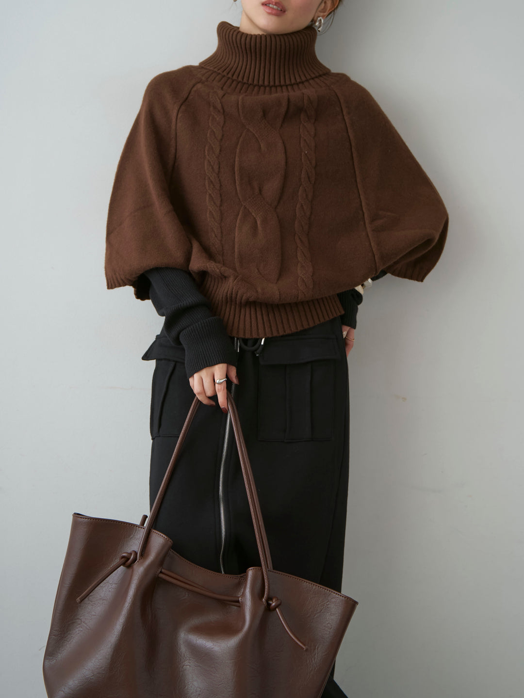 [予約]ハイネックケーブルケープニットトップス/brown