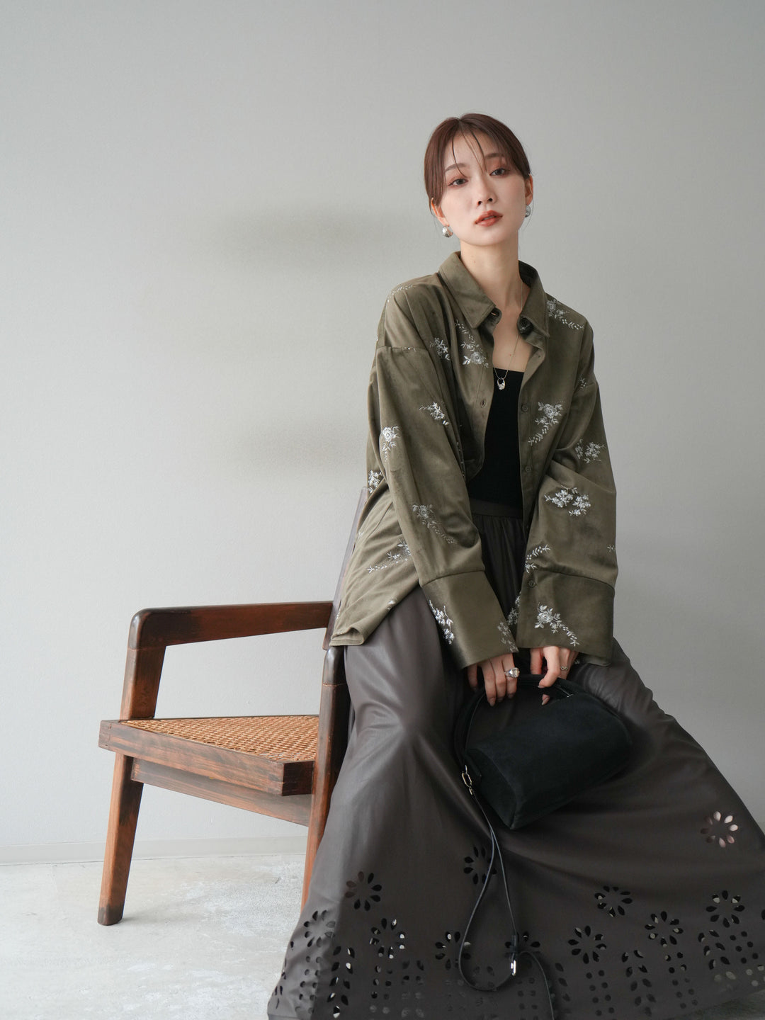 [予約]ベロアフラワーエンブロイダリーシャツ/ブラウン