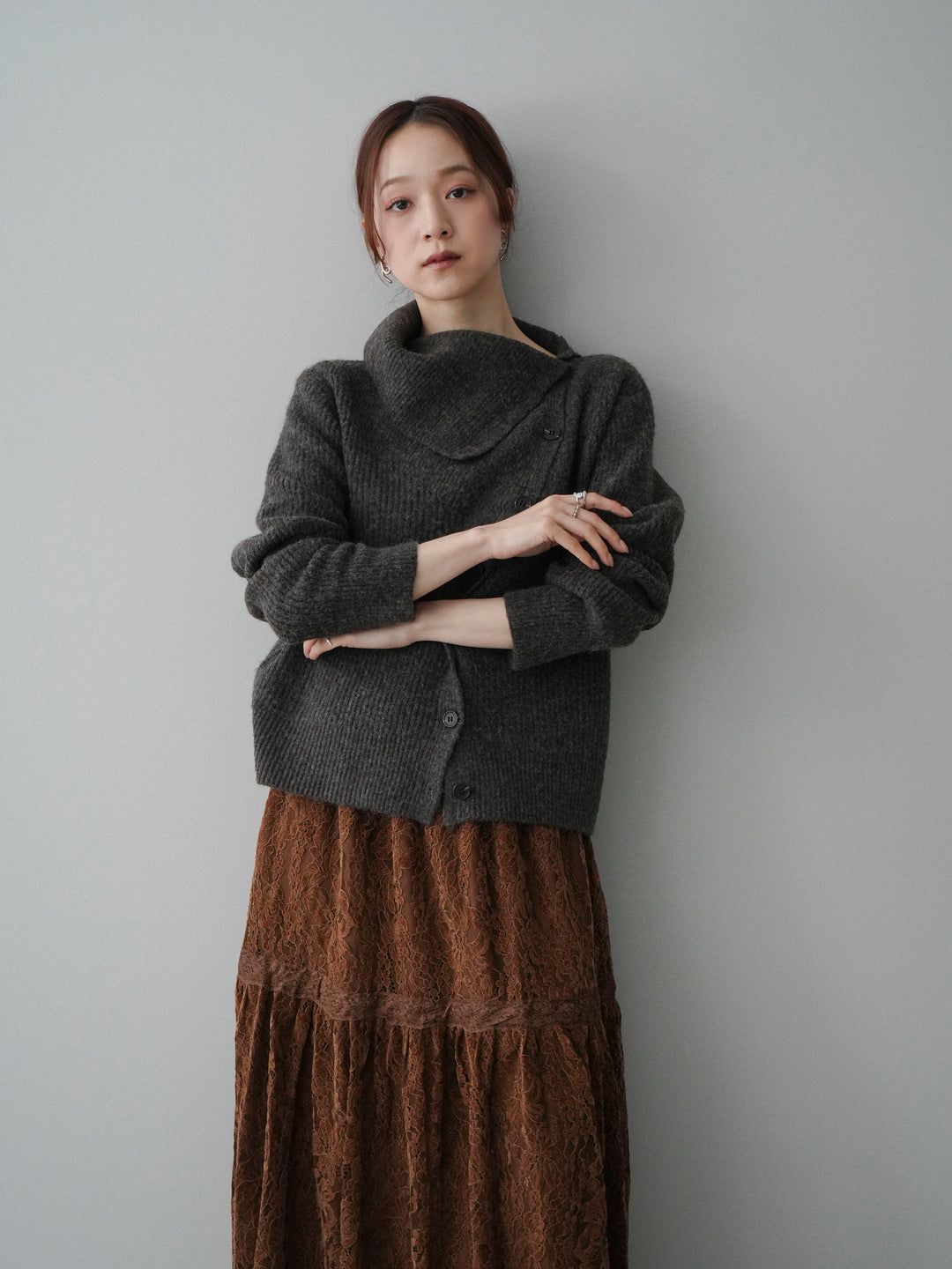 [SET]ハイネックデザインボタンニットカーディガン+起毛レースティアードスカート(2set)