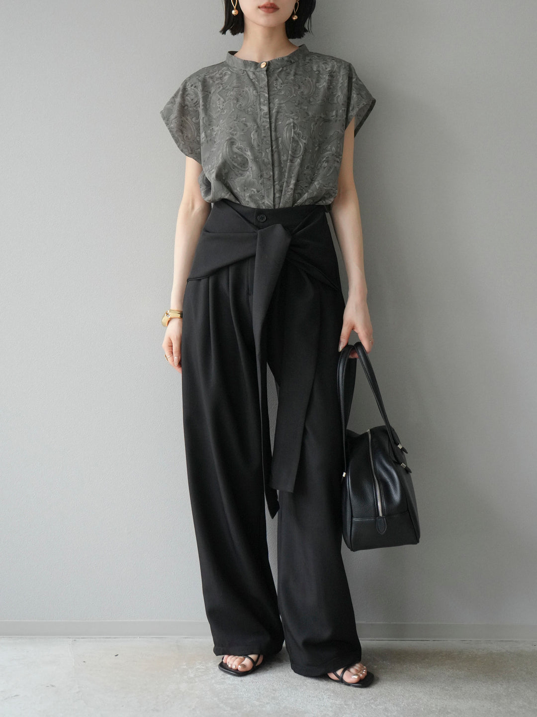 [予約]ペイズリープリントゴールドボタンブラウス/グレー