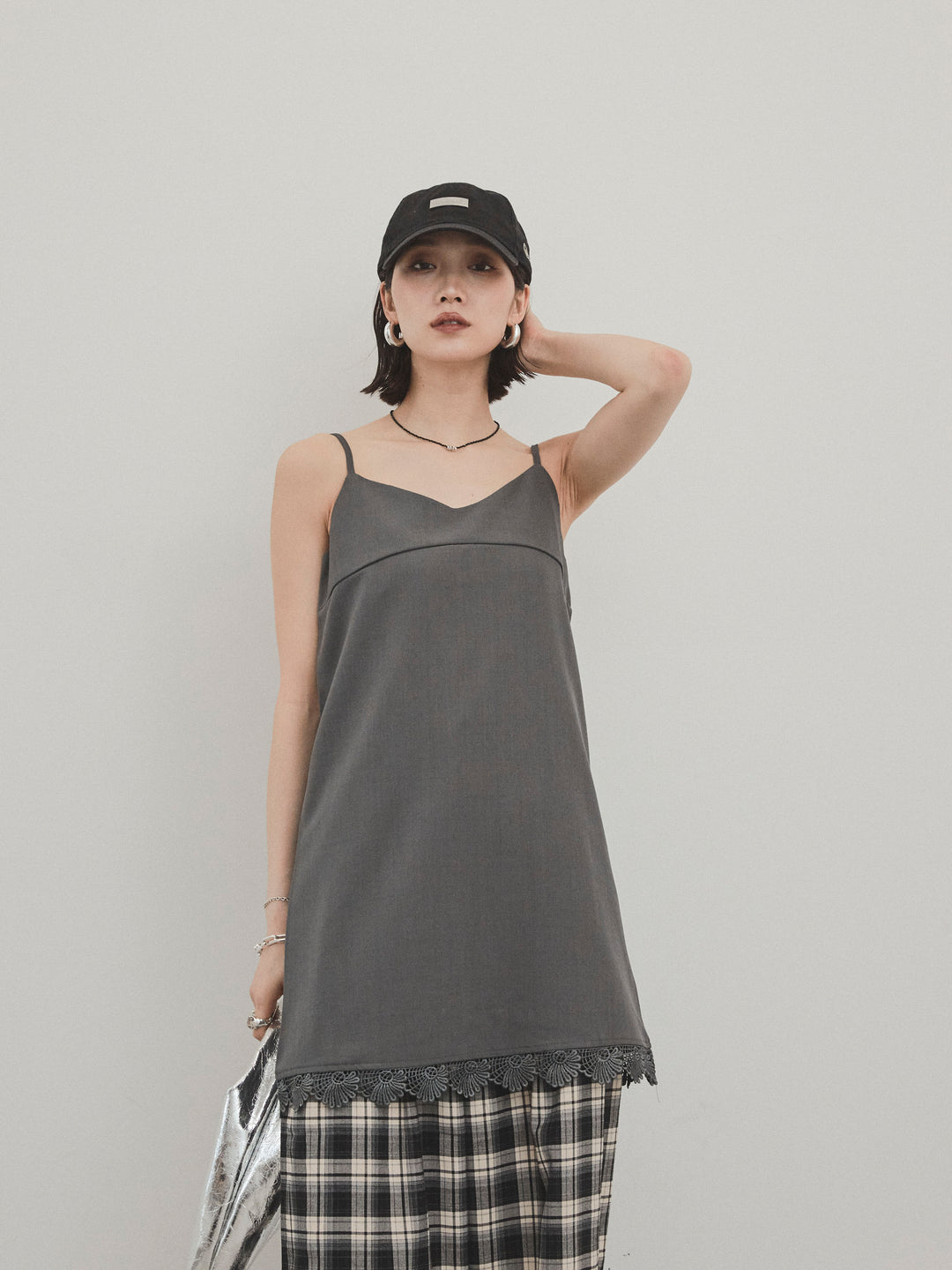 [SET] 蕾絲下擺吊帶迷你洋裝 + 格紋寬褲 (2 件套)