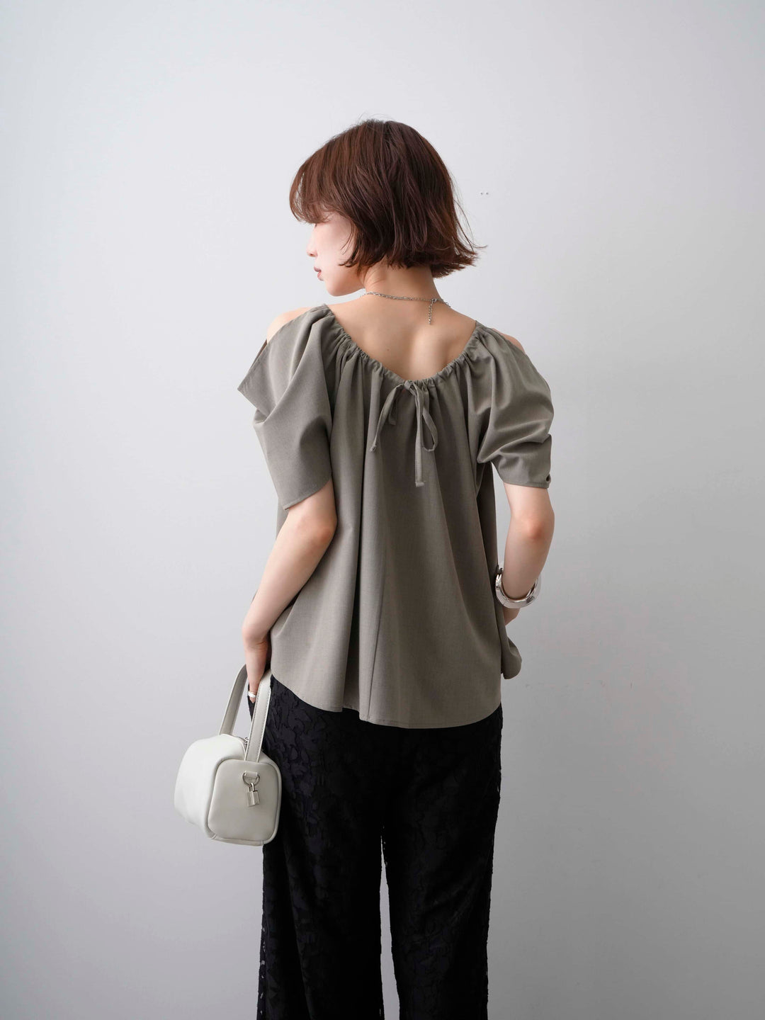 [予約]オープンショルダーギャザートップス/ashkhaki