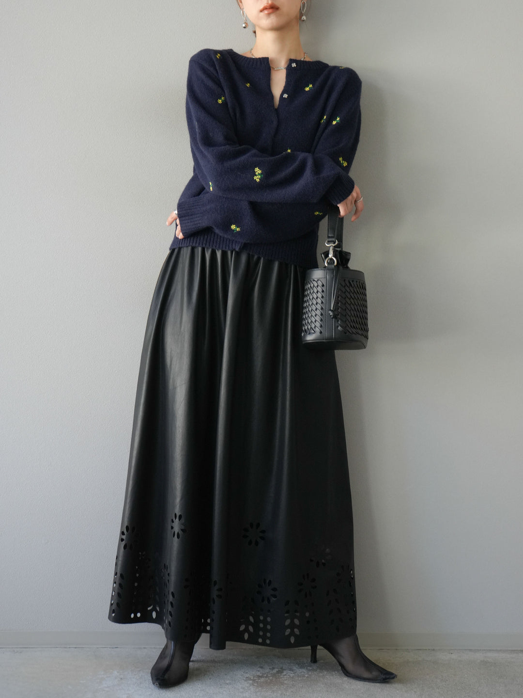 [予約]フラワーパンチングレザースカート/ブラック