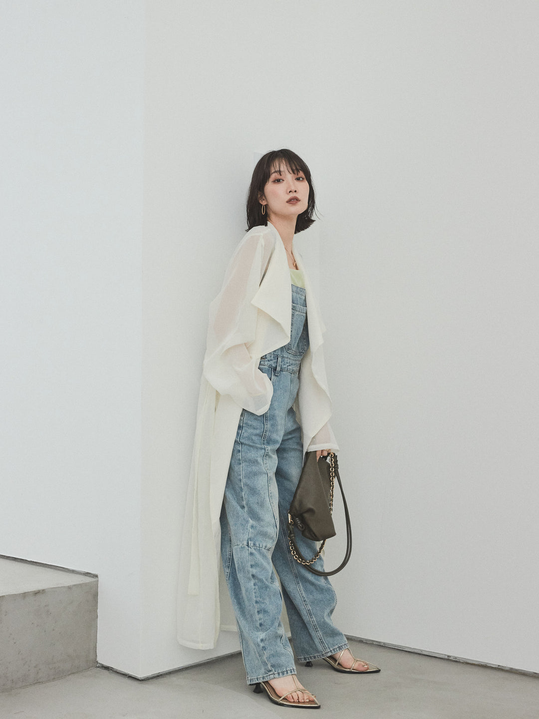 [SET] 中縫牛仔背帶褲 + 方形天鵝絨背心 + 透視長版外套（3 件組）