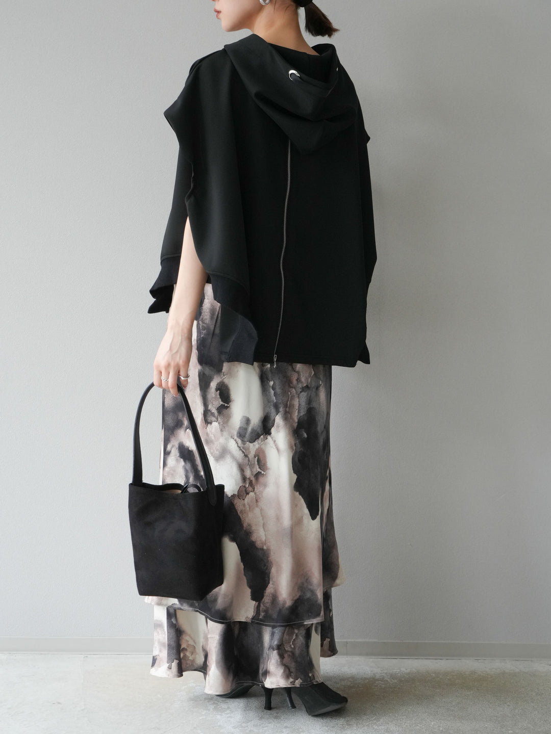 [SET]アシンメトリードルマンバックZIPフーディー+ニュアンスサテンフリルスカート(2set)