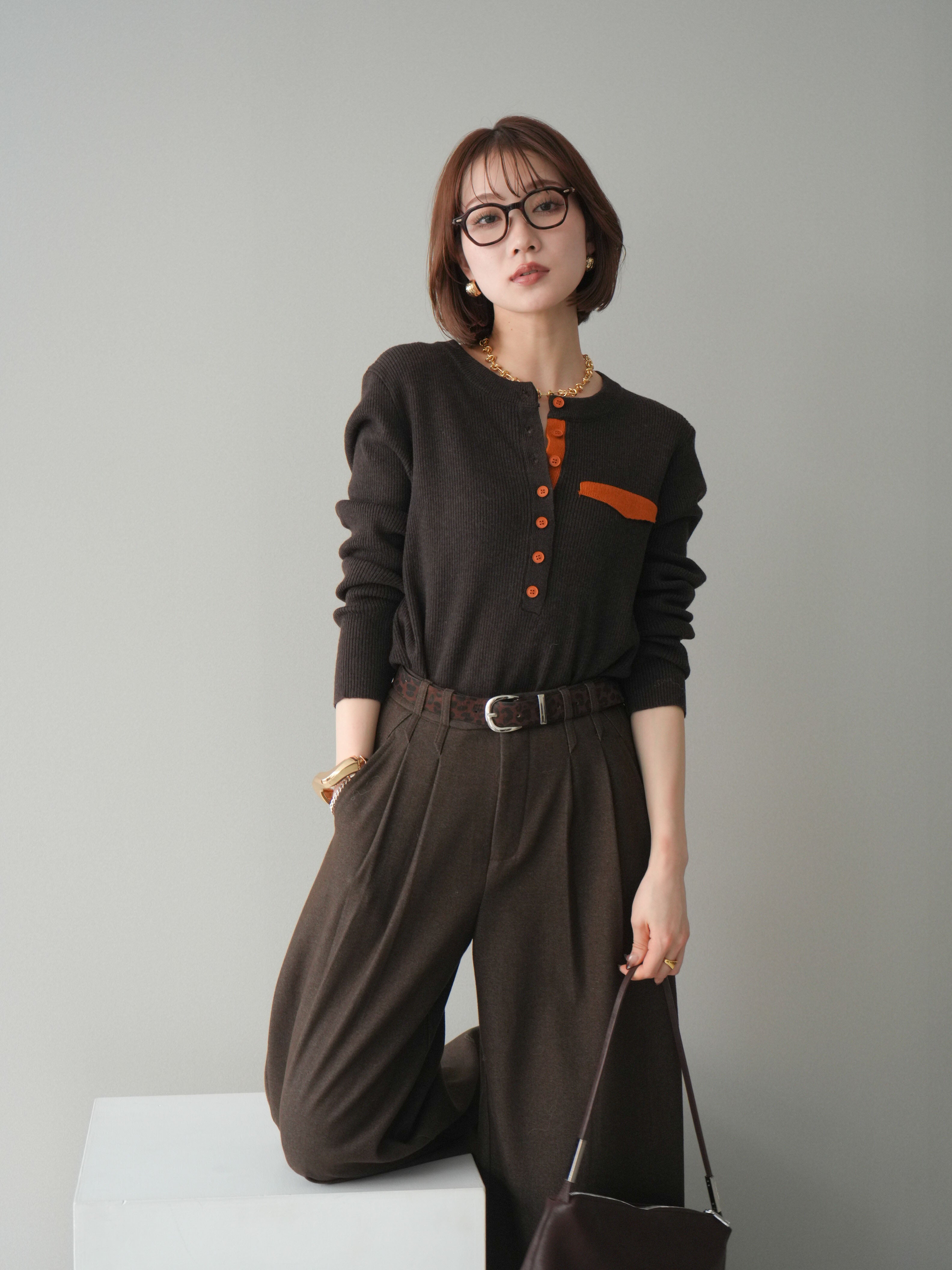 予約]バイカラーデザインポケット配色ヘンリーネックニットソー/brown