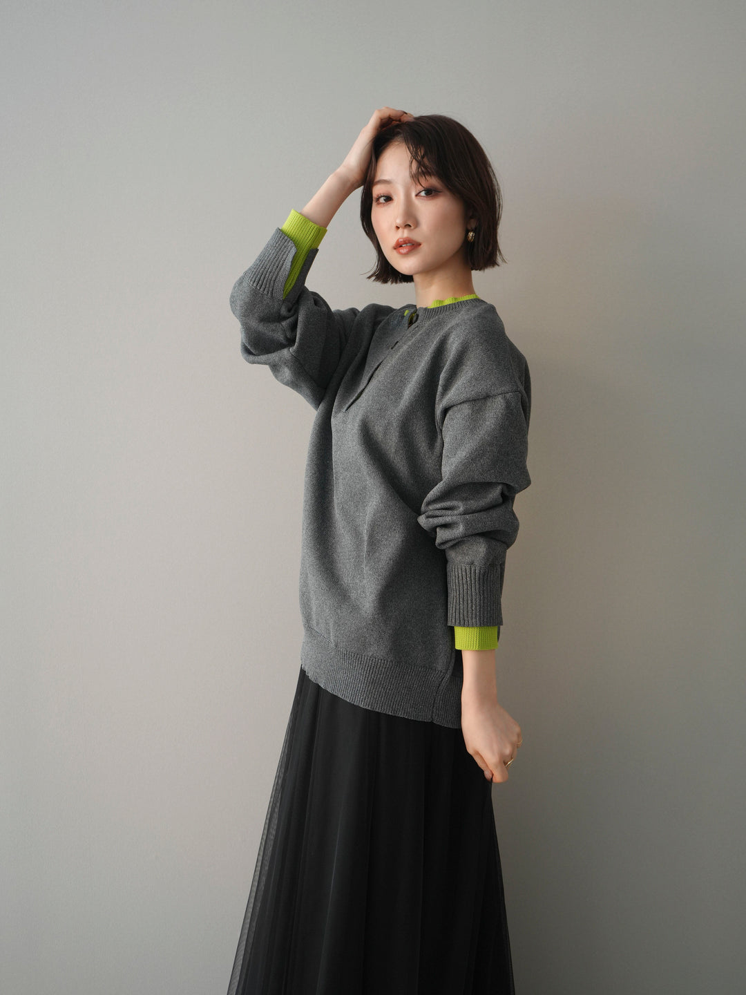 [予約]2WAYネック配色レイヤードニットプルオーバー/charcoal