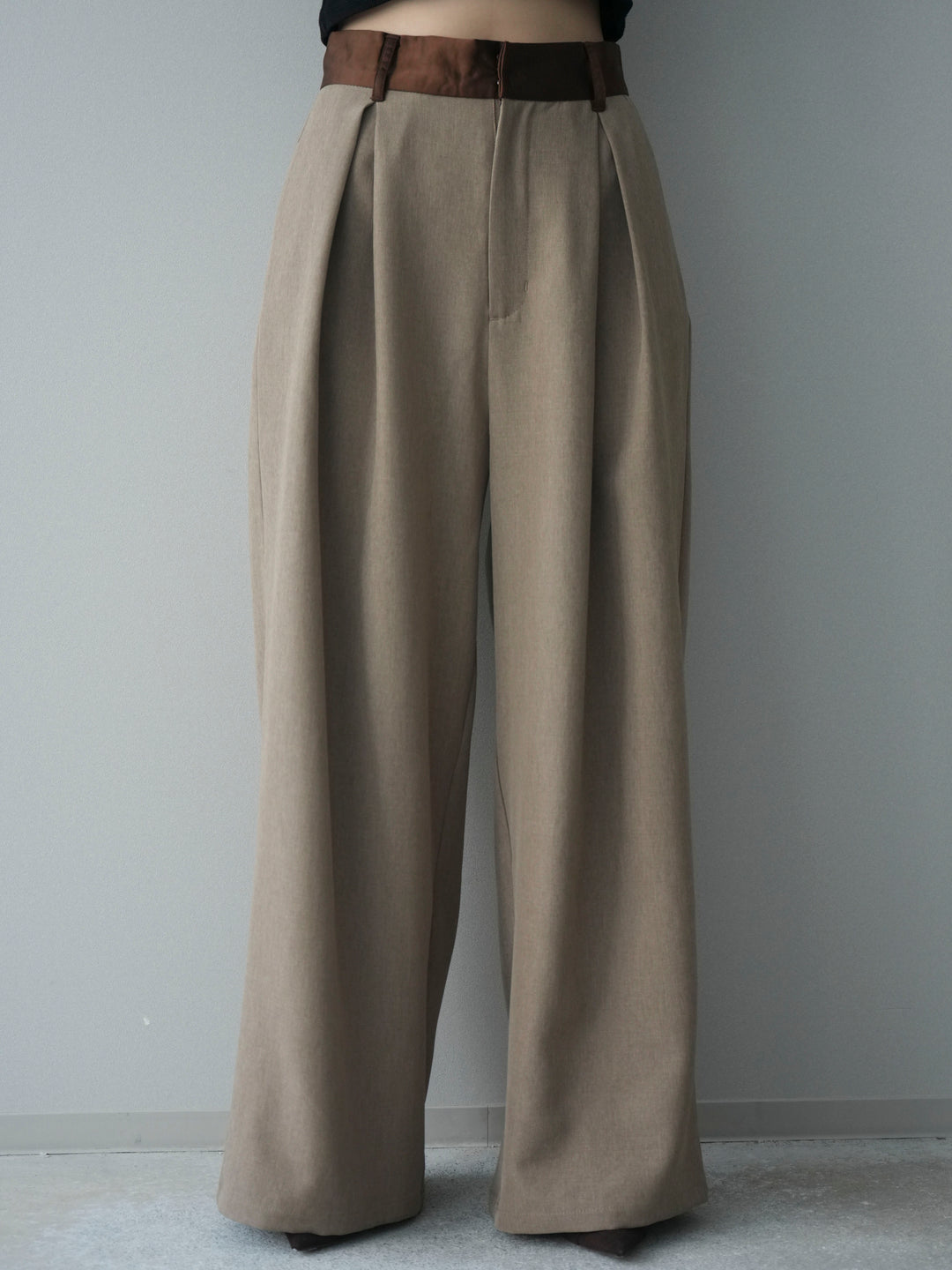 [予約]サテンベルトタックワイドパンツ/beige