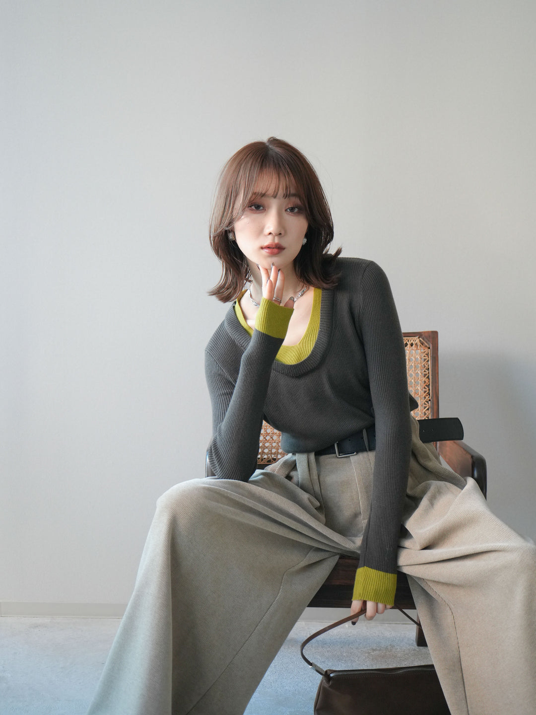 [SET]Uネック配色レイヤードリブニットトップス+ベルトデザインループコールテンワイドパンツ(ベルト付き)(2set)