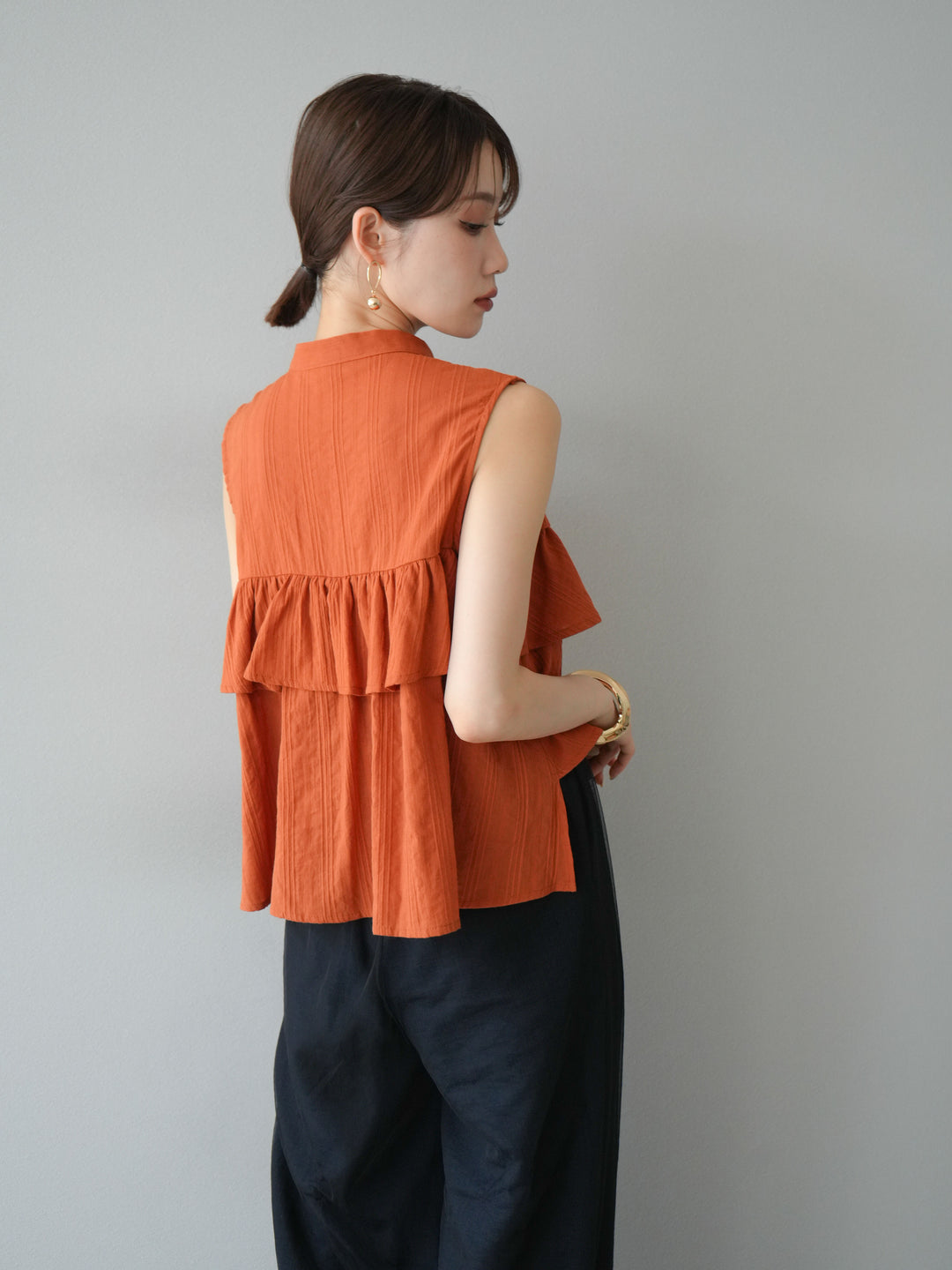 [予約]ドビーストライプアシンメトリーフリルノースリブラウス/テラコッタ