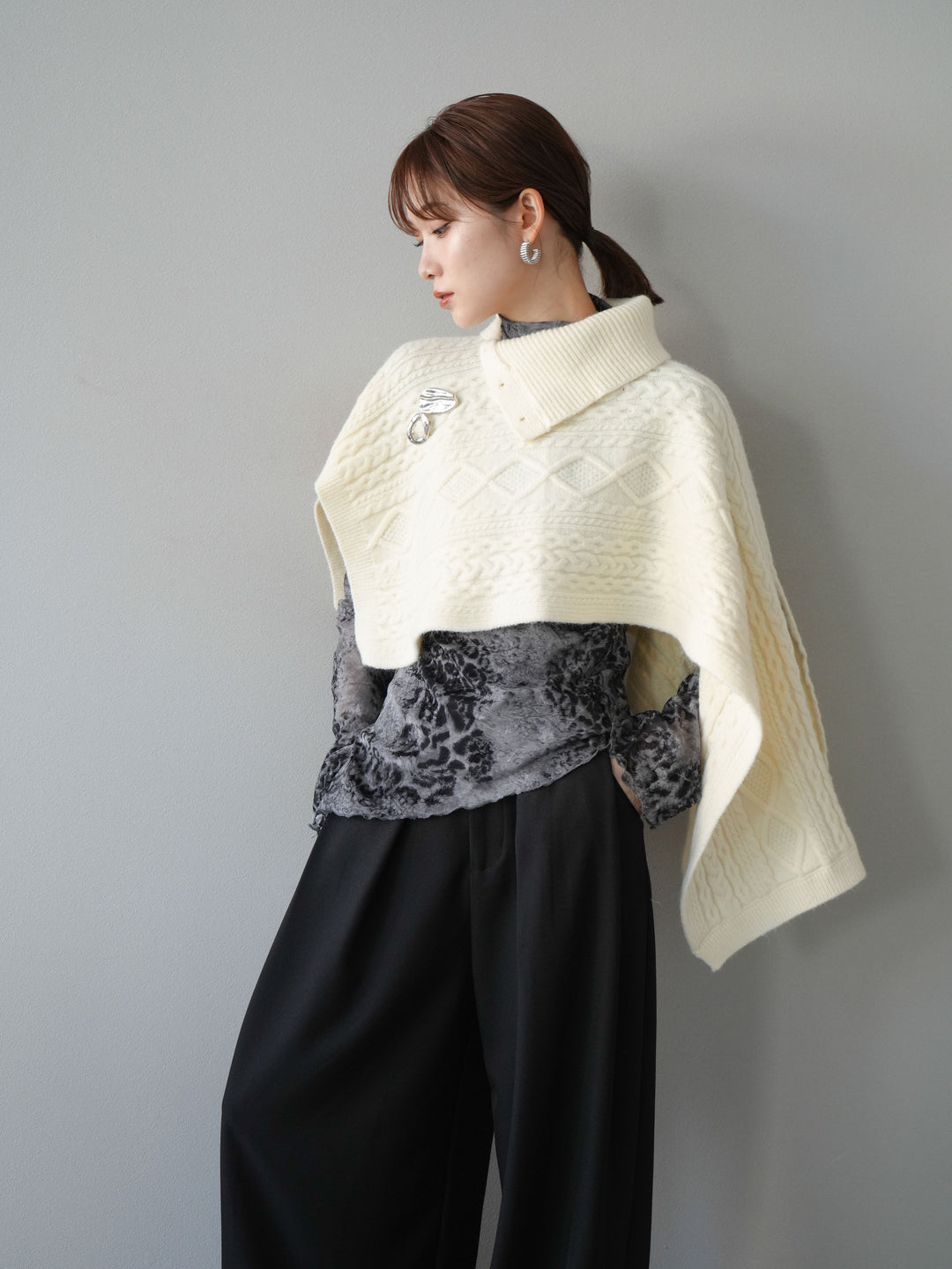 [予約]ケーブル編みニットケープ/ホワイト