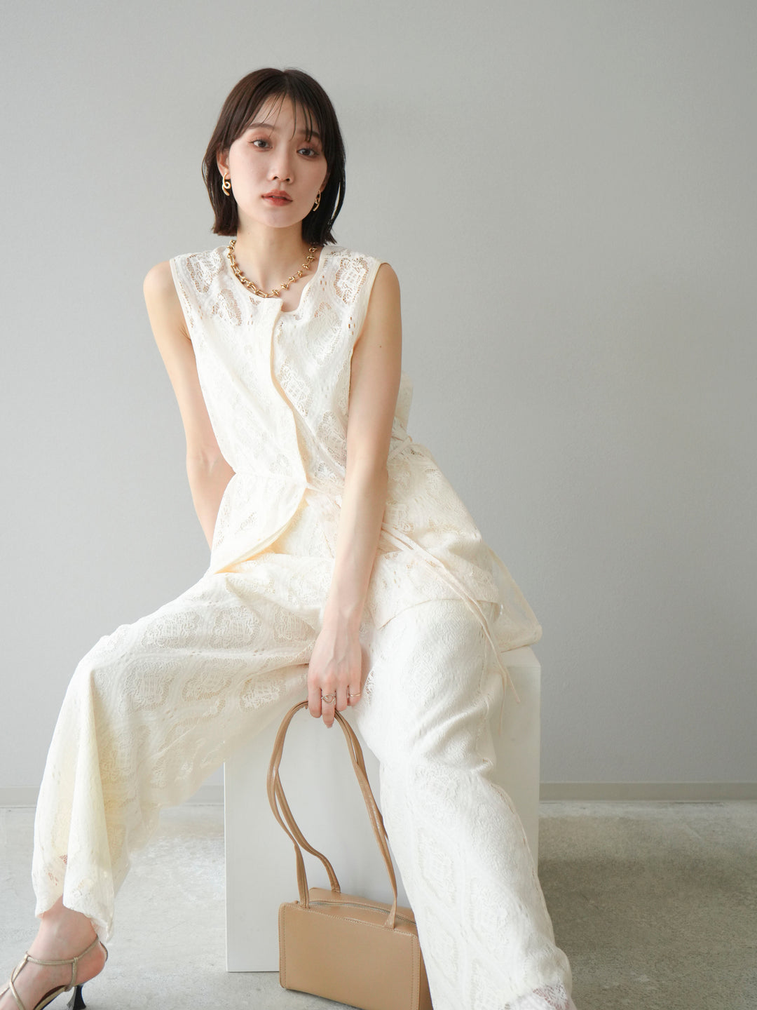 [SET] 緞面滾邊蕾絲無袖上衣 + 蕾絲疊穿休閒褲 (2件套)