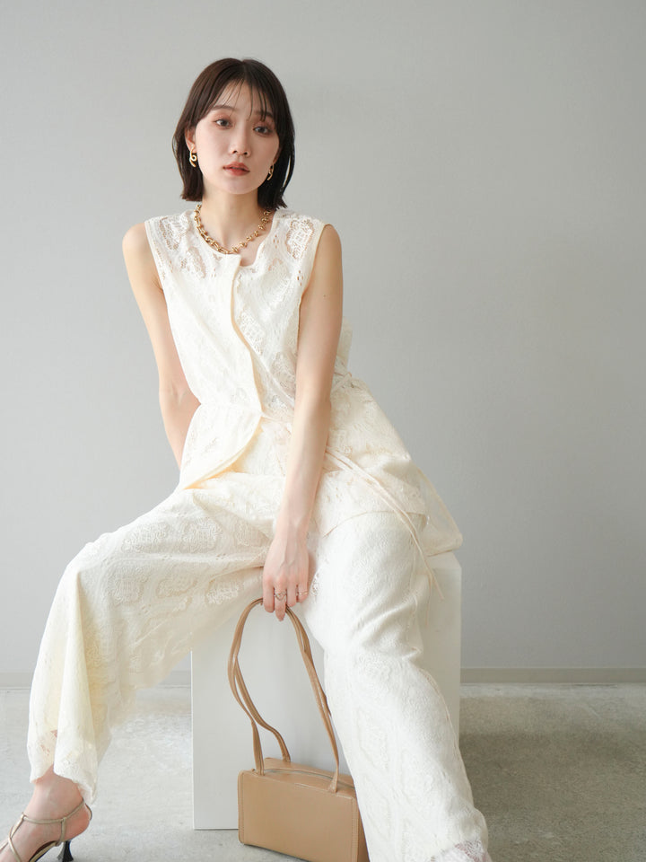 [SET] 緞面滾邊蕾絲無袖上衣 + 蕾絲疊穿休閒褲 (2件套)