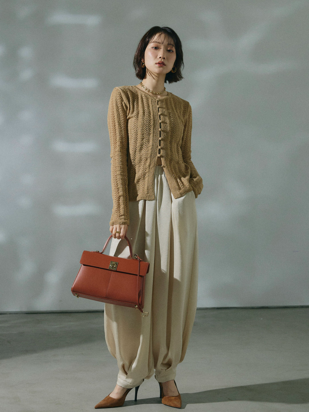 【Allure】[SET]透かし編みニットカーディガントップス+ワッシャーサテンタックジョガーパンツ(2set)