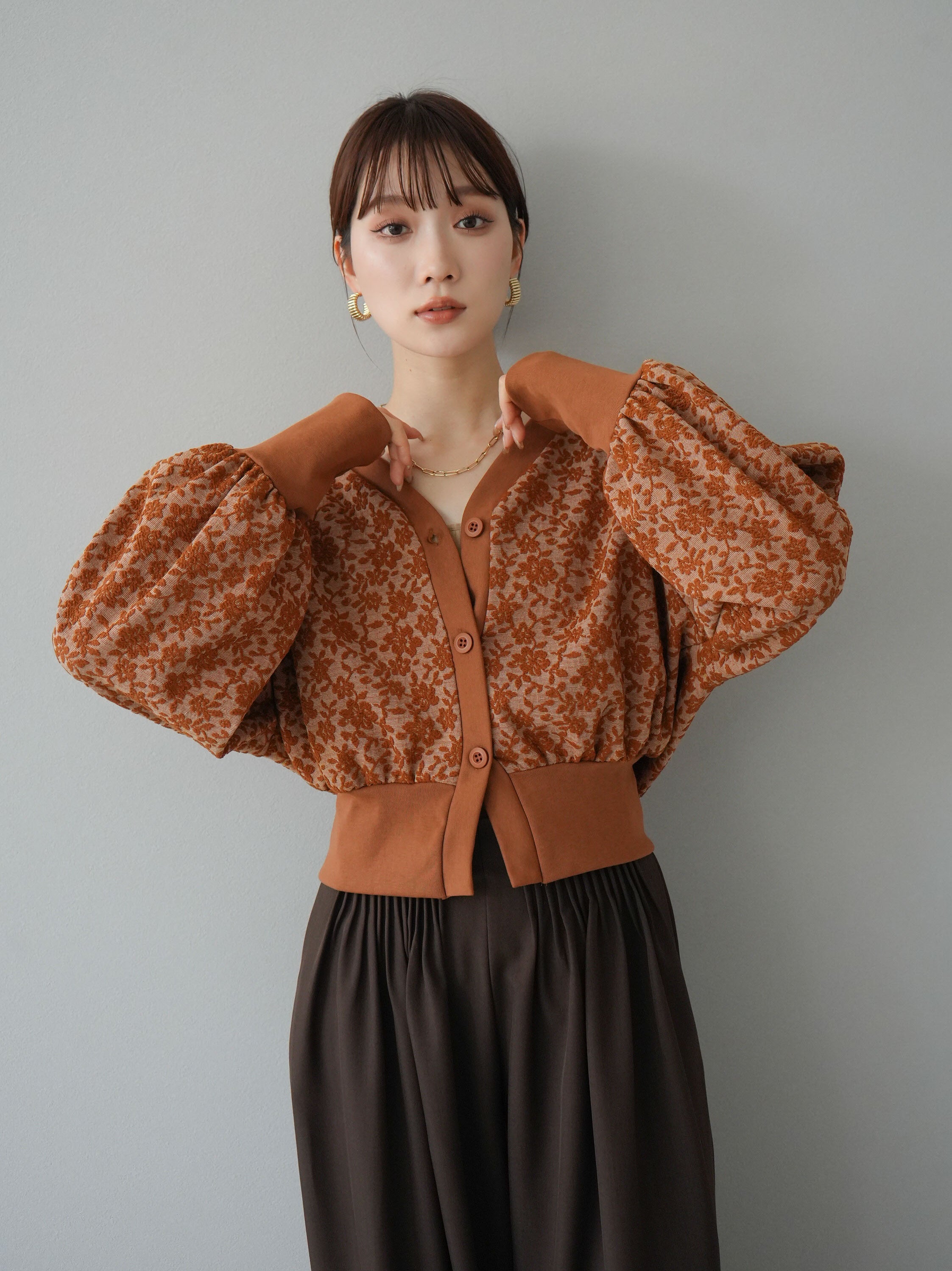 予約]フラワージャガードカットカーディガン/テラコッタ – Lumier