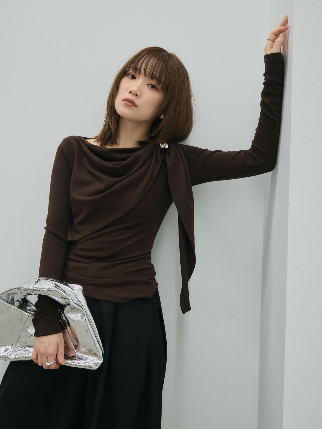 【Allure】[SET]ブローチ付ドレープ裏起毛トップス+モックスカルゼサイドタックコクーンパンツ(2set)