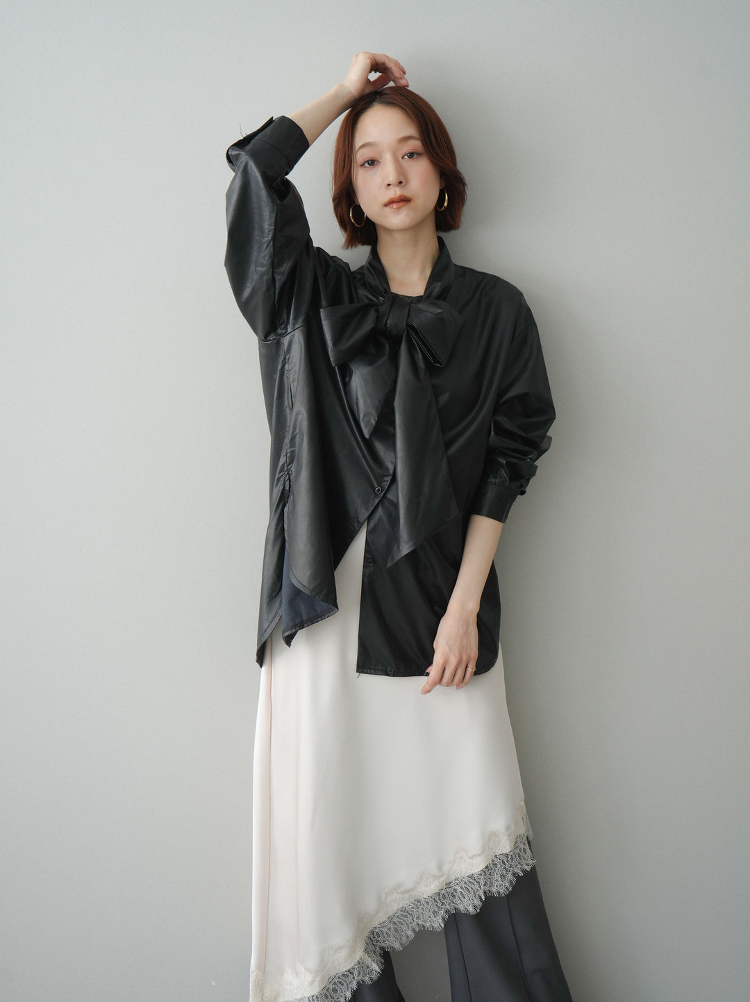 [SET]フェイクレザーボウタイブラウス+サテンライクアシメレーススカート+センターシームフレアパンツ(3set)