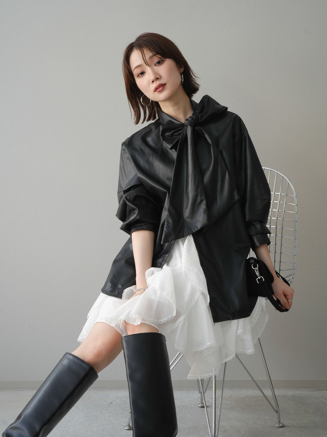 [SET]フェイクレザーボウタイブラウス+ラッフルレースミニスカート(2set)