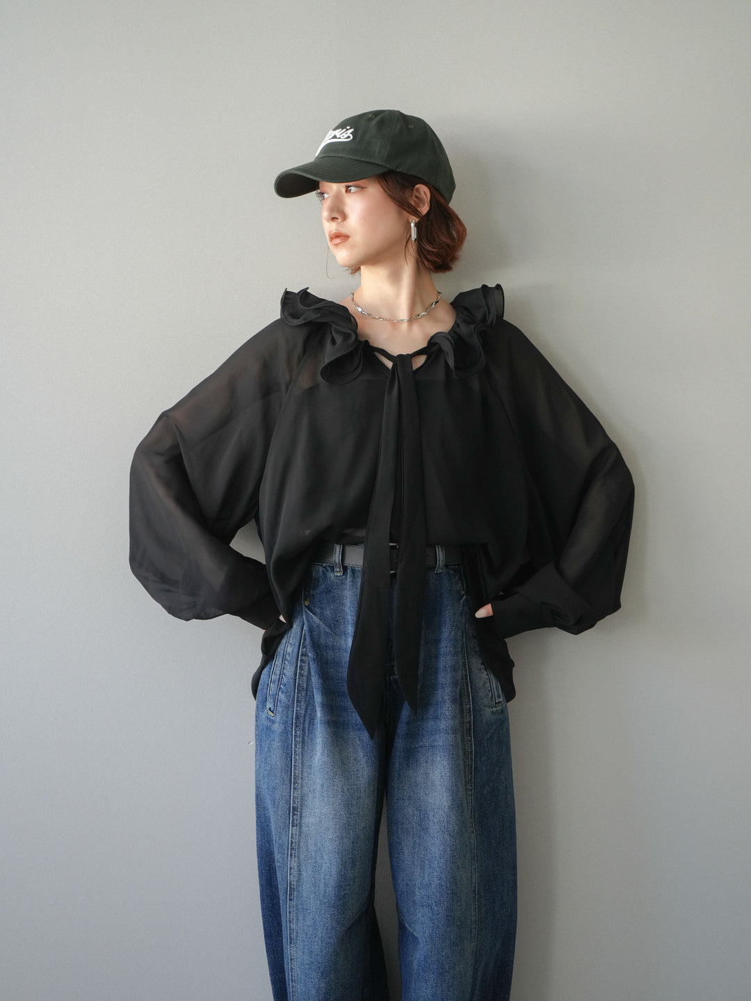 [予約]ラッフルネックシアーブラウス/black