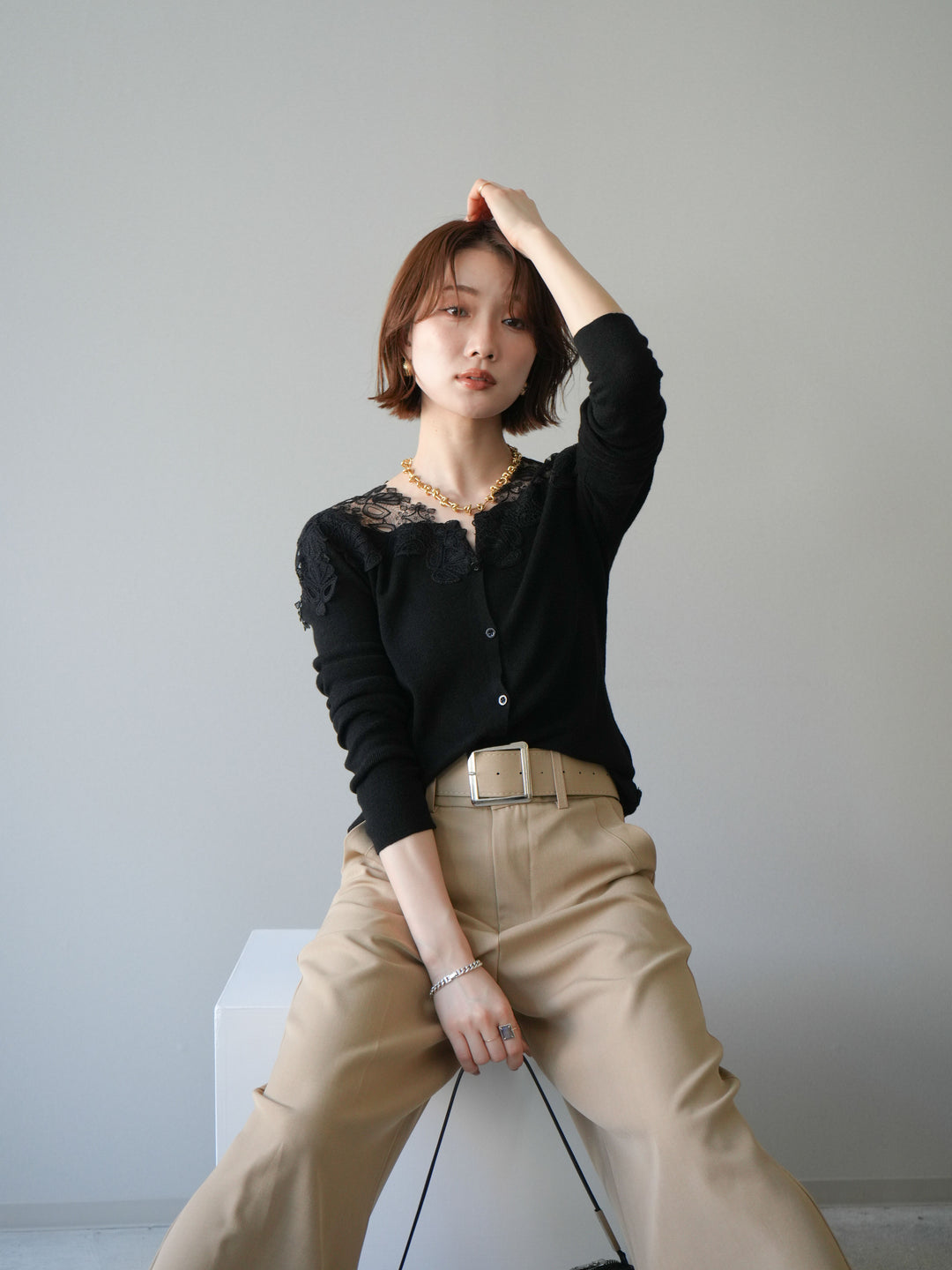 【套裝】肩部蕾絲針織開襟衫+銀色搭扣垂褶闊腿褲（兩件套）