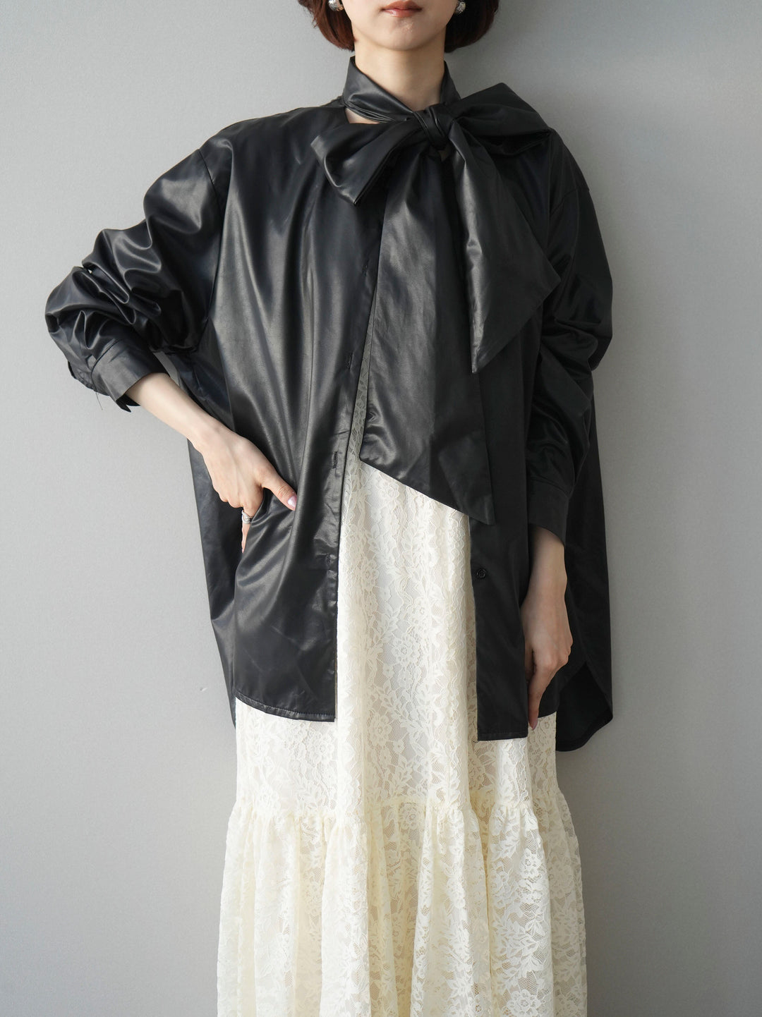 [SET]ギャザー切替レースキャミワンピース+フェイクレザーボウタイブラウス(2set)