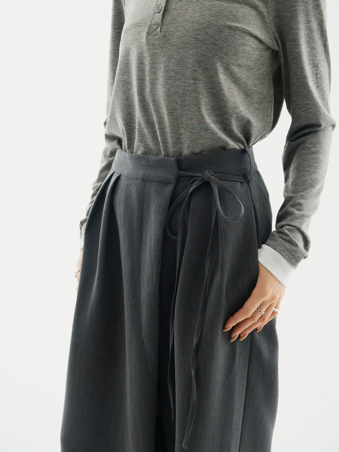 [予約]ラップデザインタックワイドパンツ/チャコール