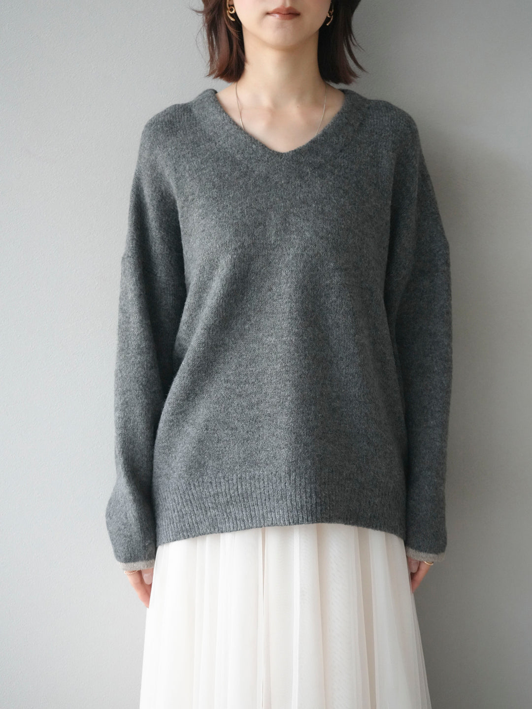 【預訂】V領撞色袖針織套頭衫/炭灰