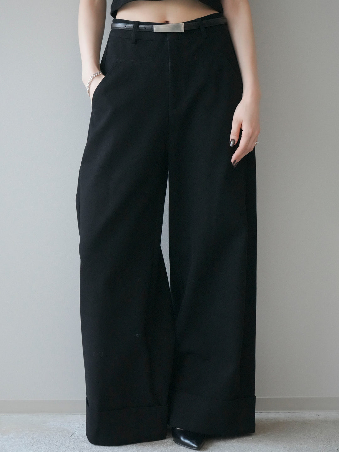 [予約]ベルト付き折り返しコットンツイルワイドパンツ/black