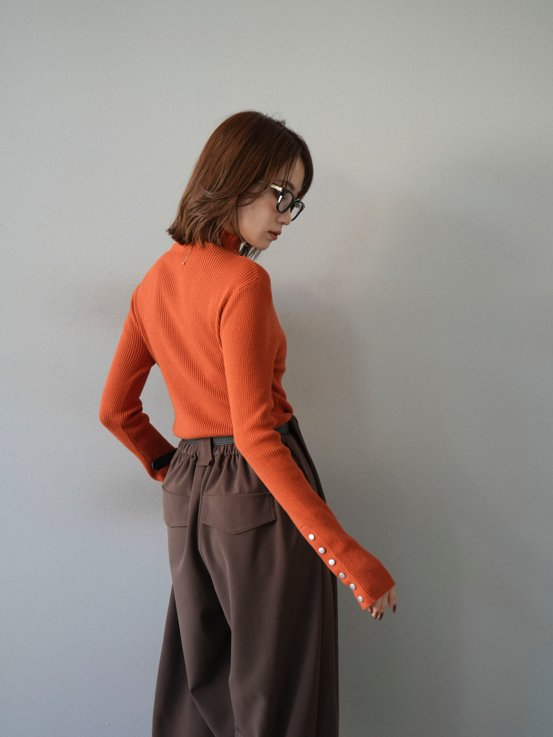 [予約]袖ボタンボトルネックリブニットトップス/オレンジ