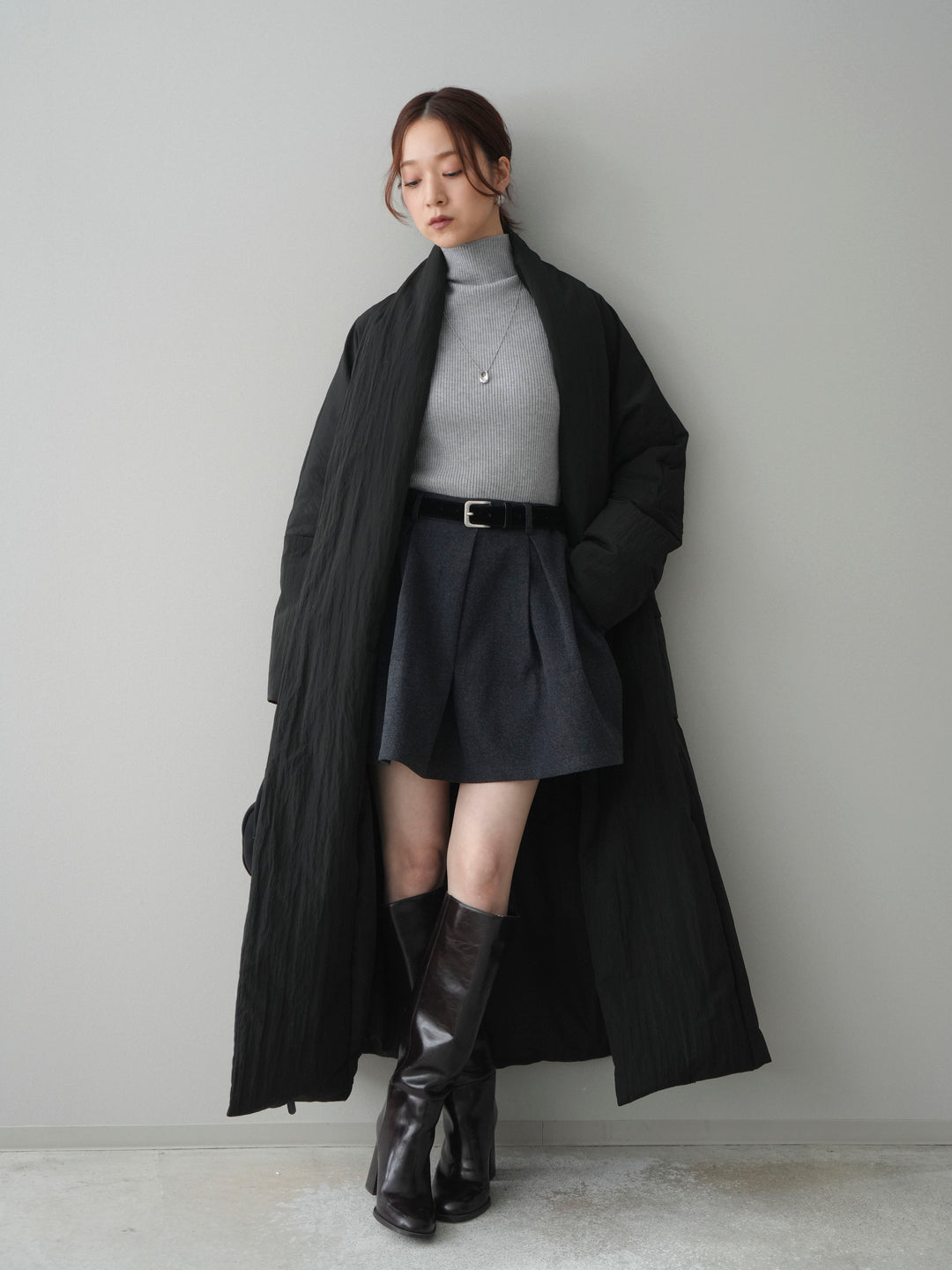 [SET]ロングダウンコート+袖ボタンボトルネックリブニットトップス+ベルト付きタックミニスカート(3set)