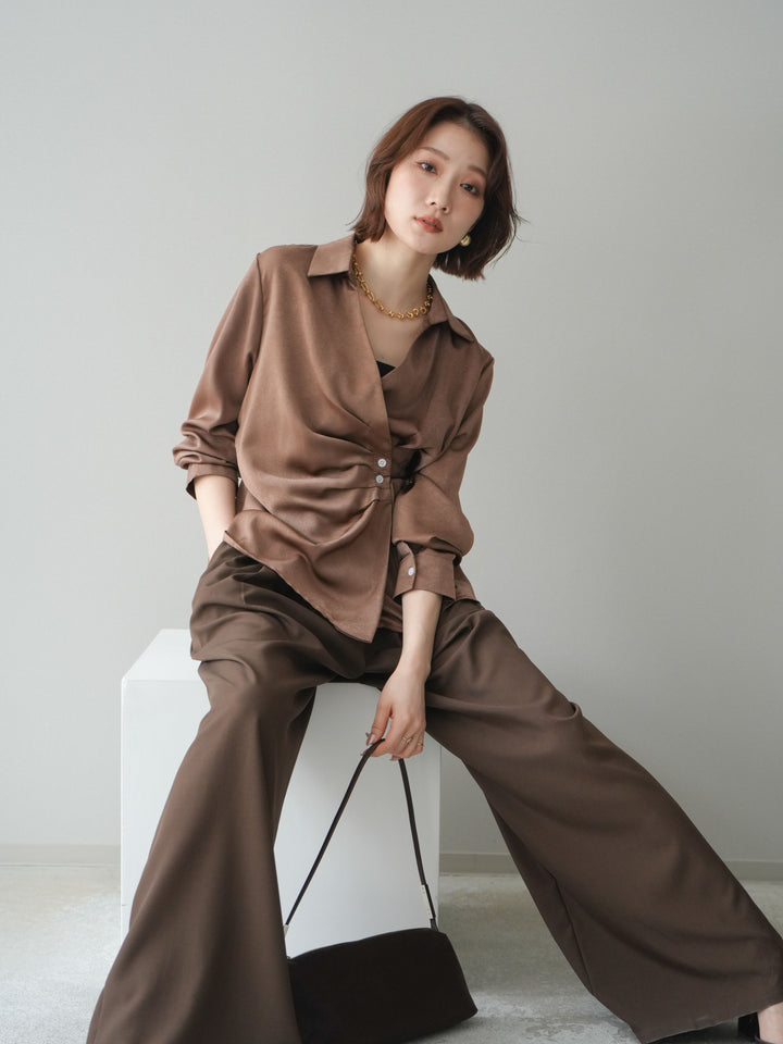 [予約]サイドギャザーアシンメトリーデザインサテンブラウス/brown