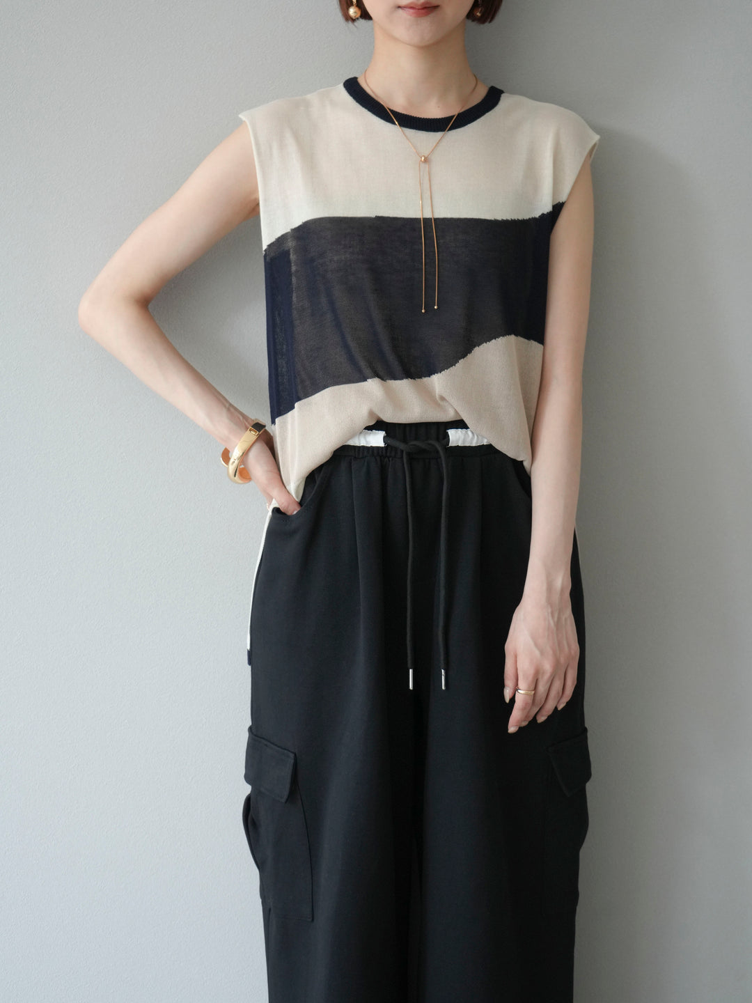 [SET]バイカラーシアーニットノースリーブ+ウエストラインサイドポケットスウェットパンツ(2set)