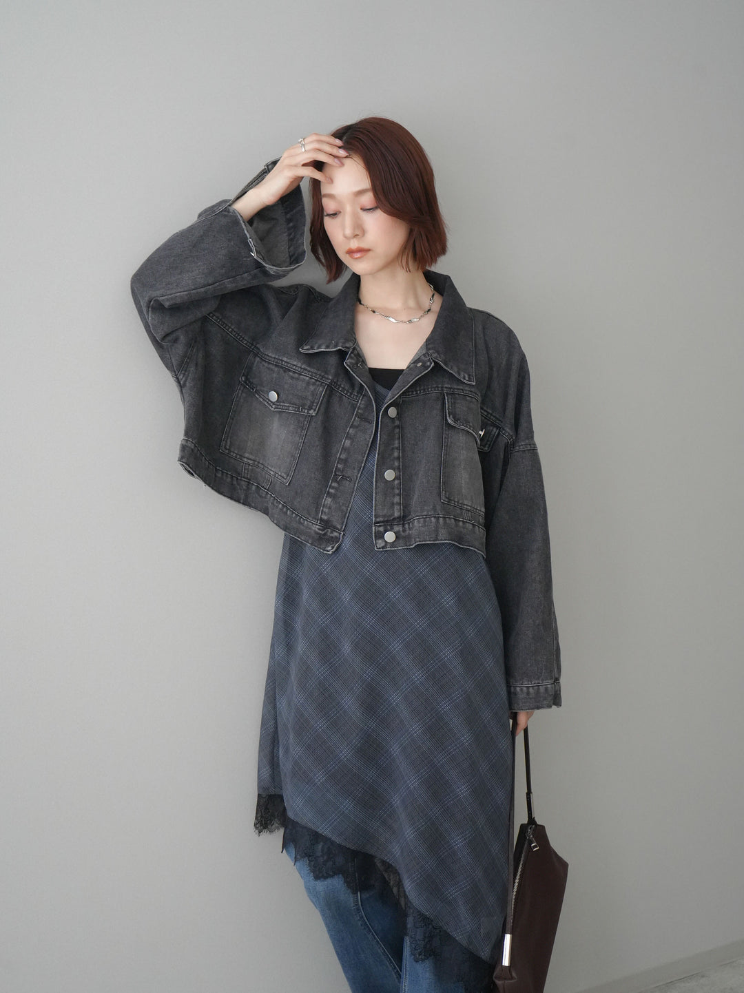 【套裝】牛仔短版襯衫外套+不對稱格紋蕾絲吊帶背心+流蘇半喇叭牛仔褲（三件套）