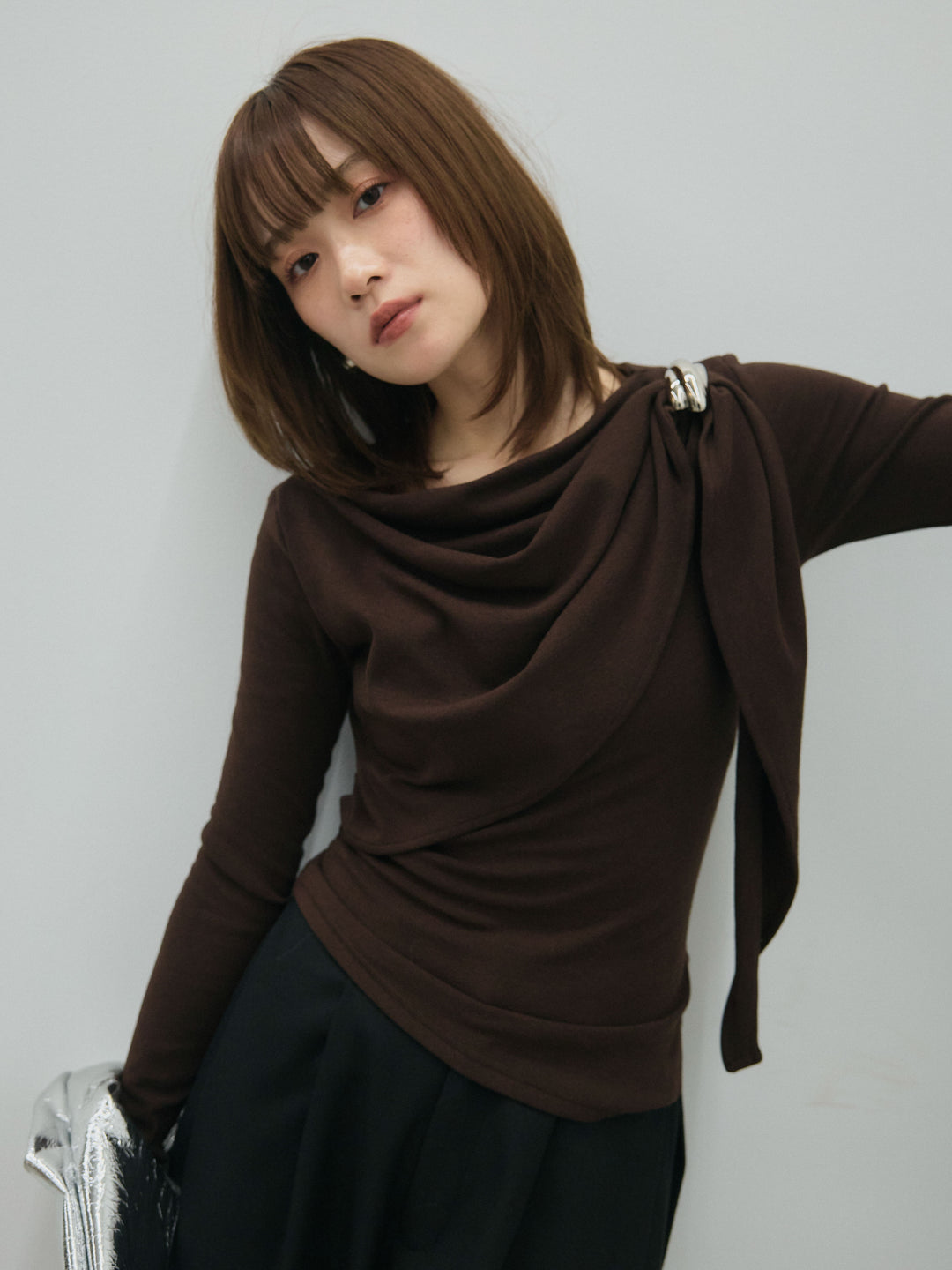 【Allure】[SET]ブローチ付ドレープ裏起毛トップス+モックスカルゼサイドタックコクーンパンツ(2set)