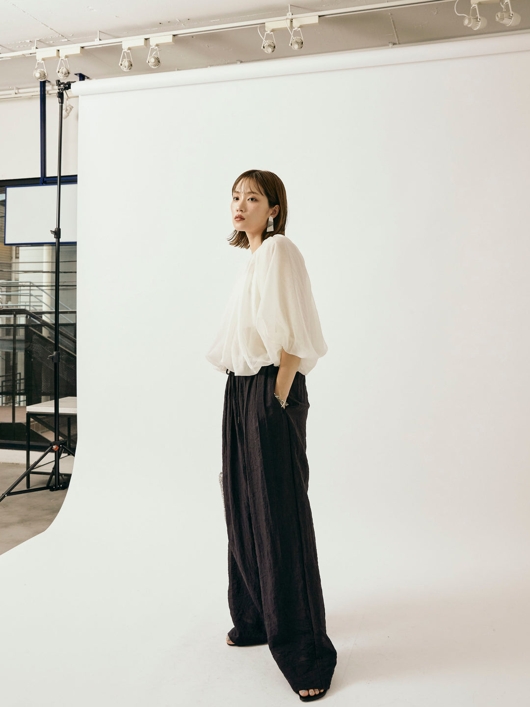 【Allure】[SET]オーガンジーバルーンショートブラウス+シャイニースラブシアーワイドパンツ(2set)