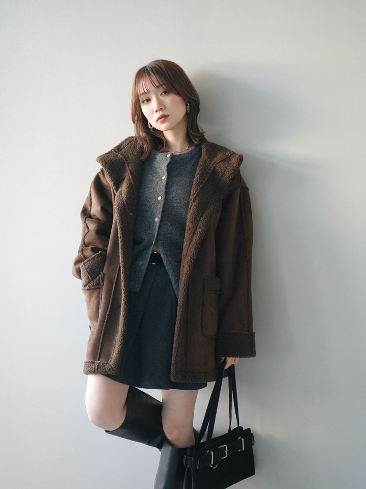 [予約]スタンドネックフェイクムートンミディアムコート/brown