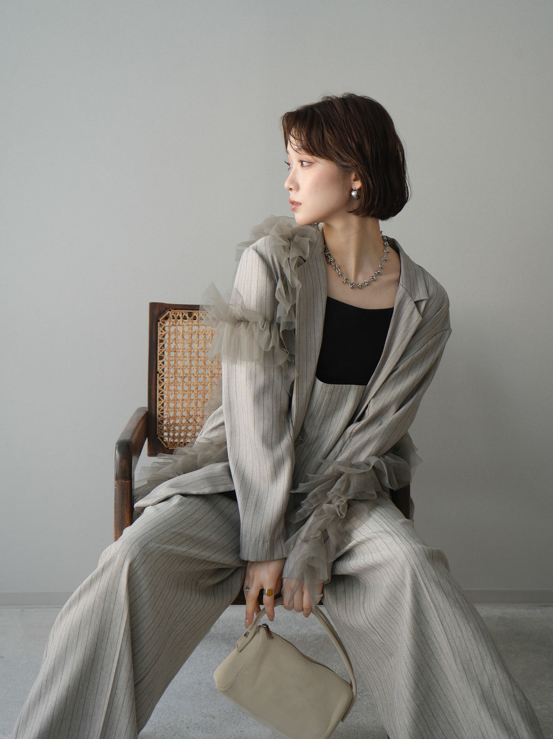 [SET]アシンメトリーチュールストライプジャケット+カップ付きバッククロスキャミソール+ヘリンボーンストライプサロペット(3set)