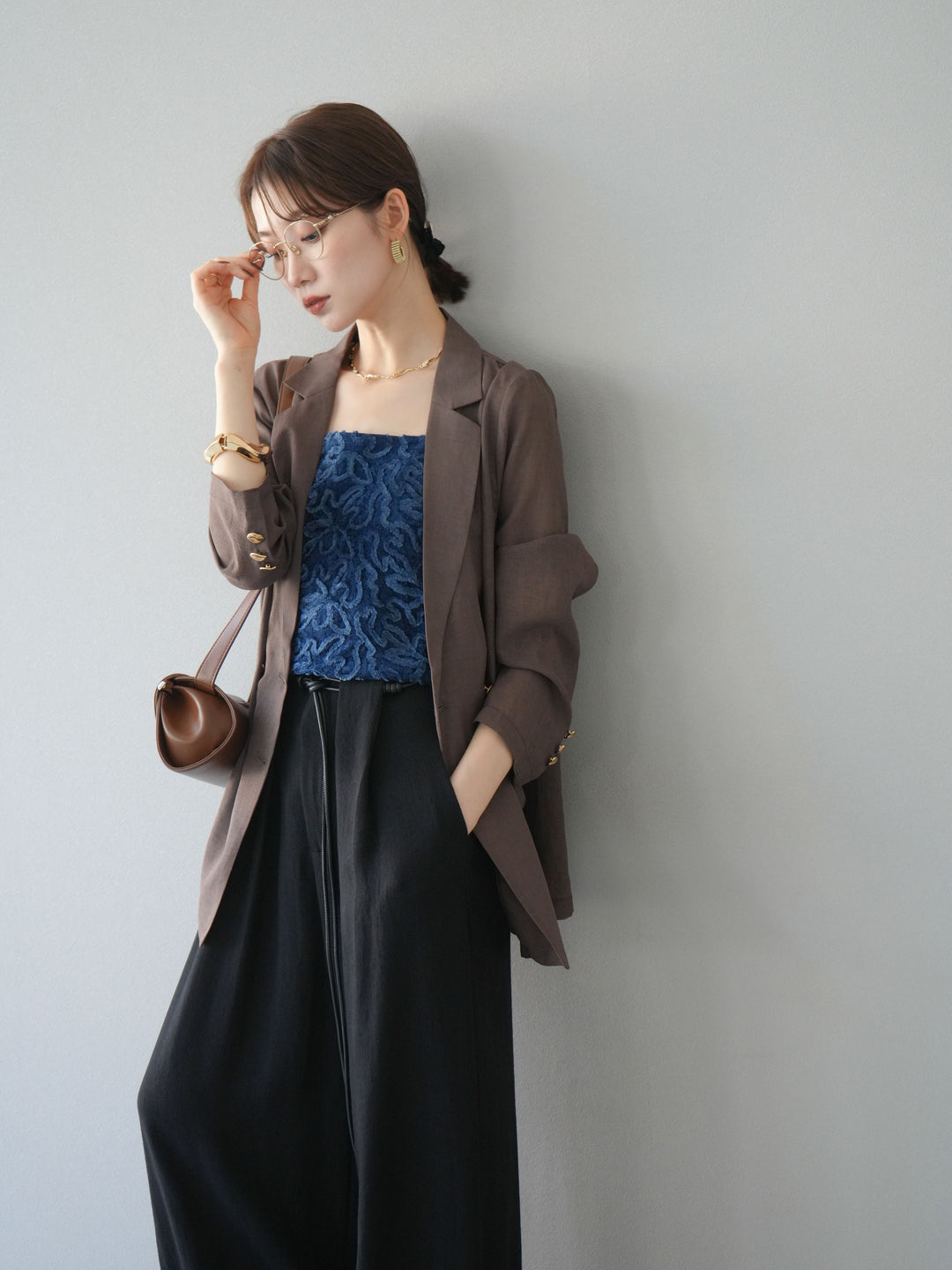 [SET] 金色扣環透視外套 + 滾邊花朵透視天鵝絨吊帶背心 + 繩紋腰帶麻感寬褲 (3 件套)