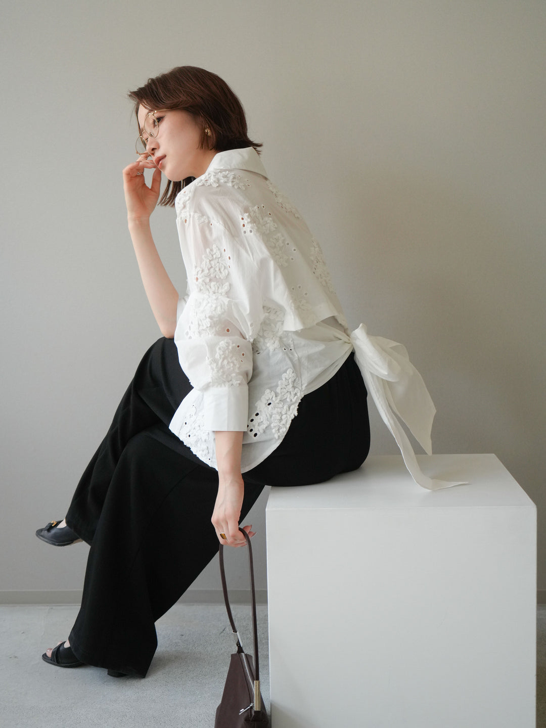 [予約]バックリボンフラワーエンブロイダリーシャツ/white