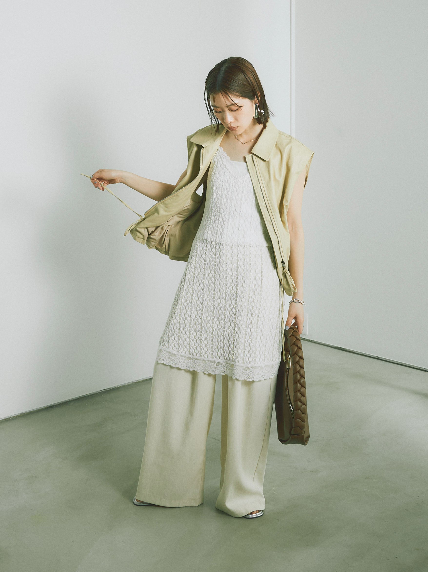 SET]フェイクレザーノースリーブジャケット+レースキャミミニ