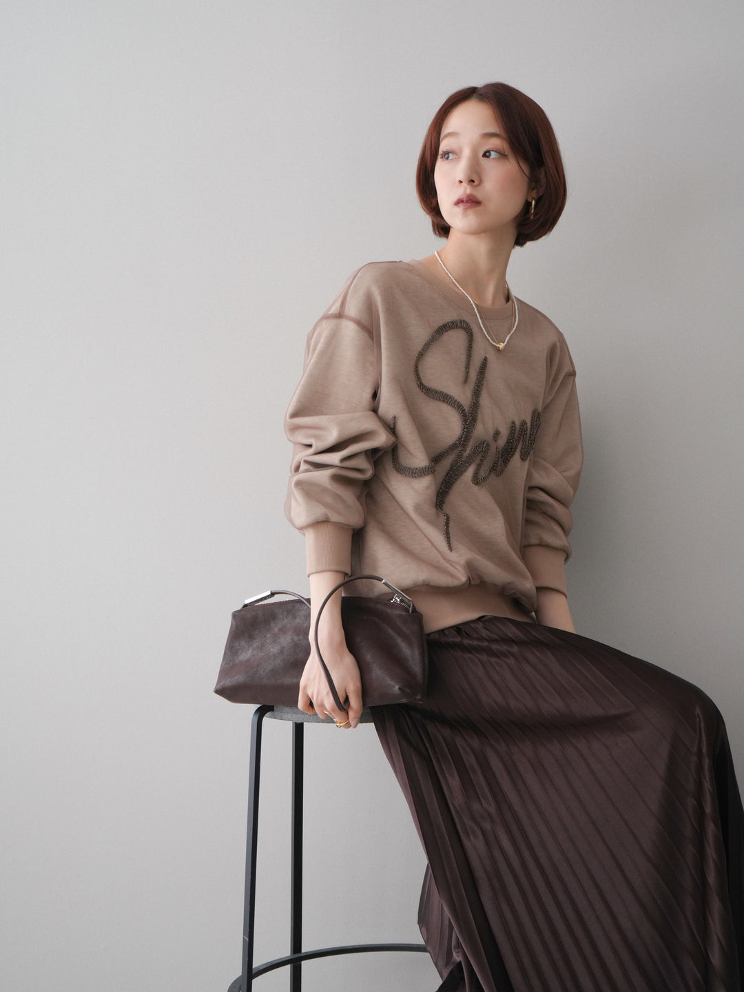 [SET]チュールレイヤードロゴスエットプルオーバー+サテンプリーツマキシスカート(2set)