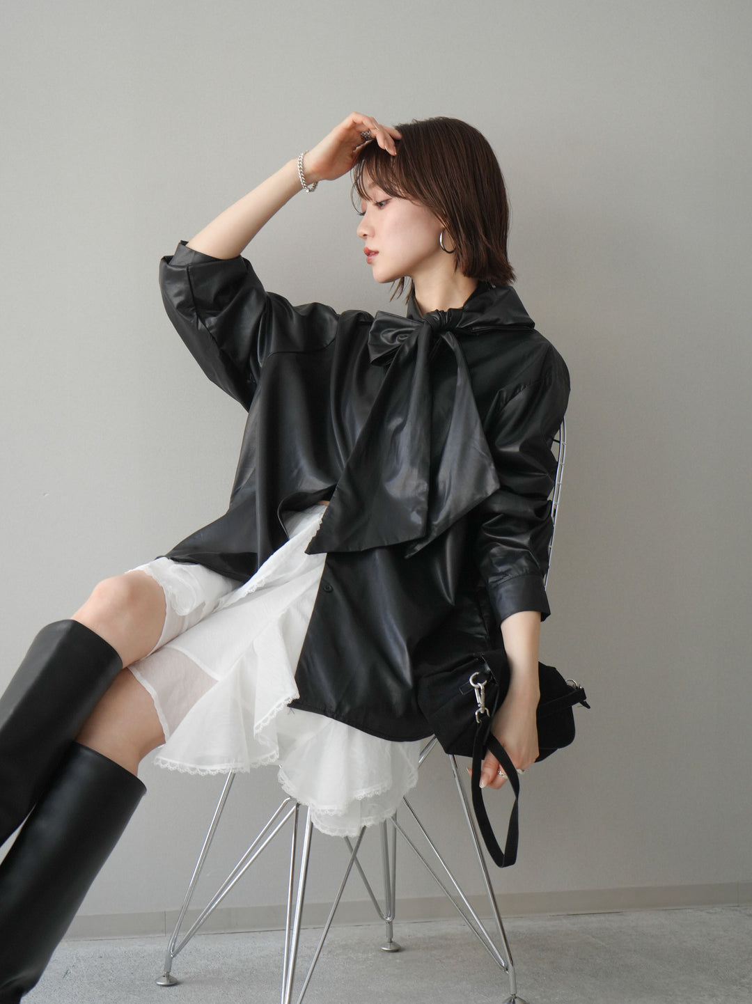 [SET]フェイクレザーボウタイブラウス+ラッフルレースミニスカート(2set)