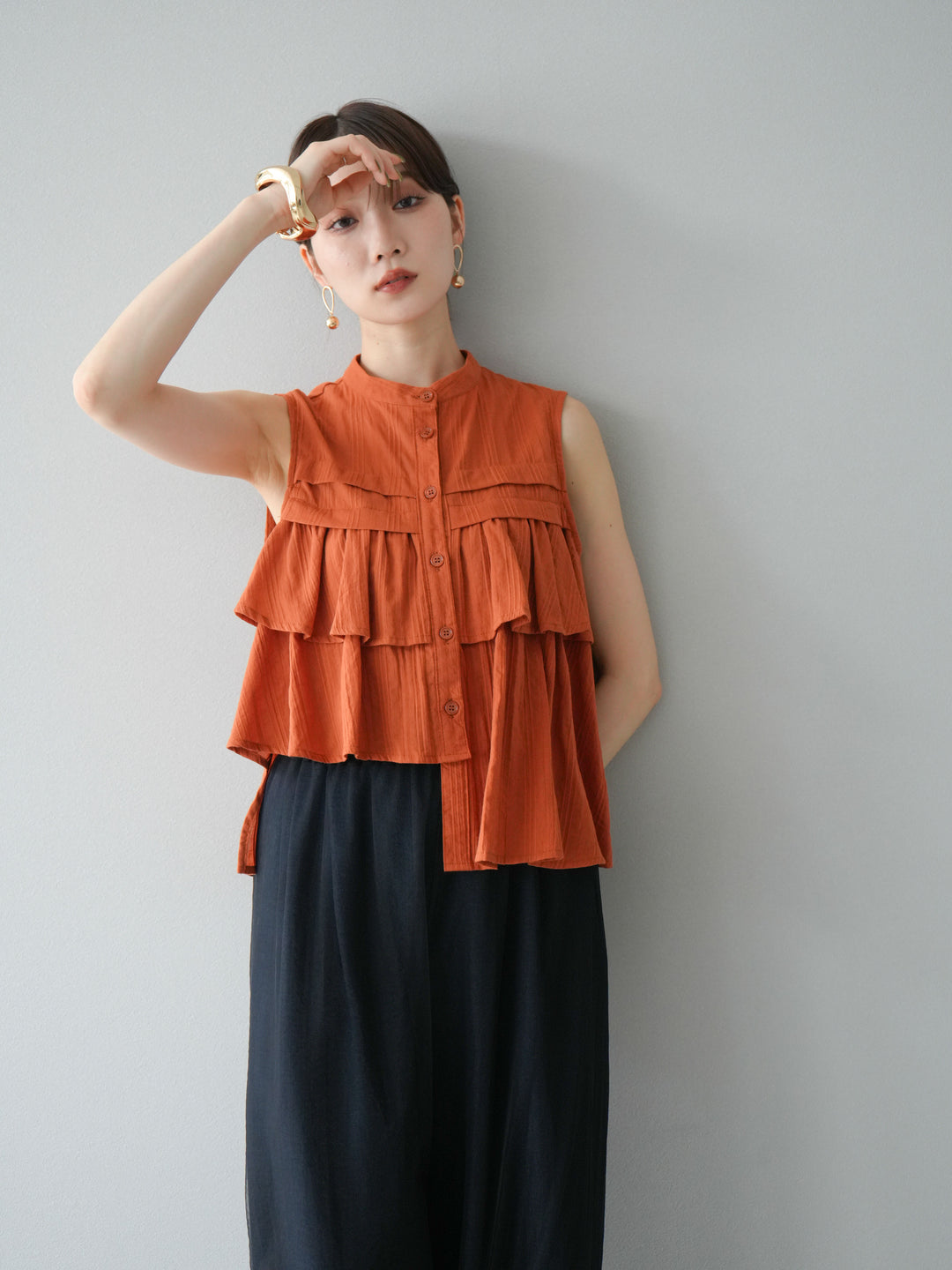 [予約]ドビーストライプアシンメトリーフリルノースリブラウス/テラコッタ