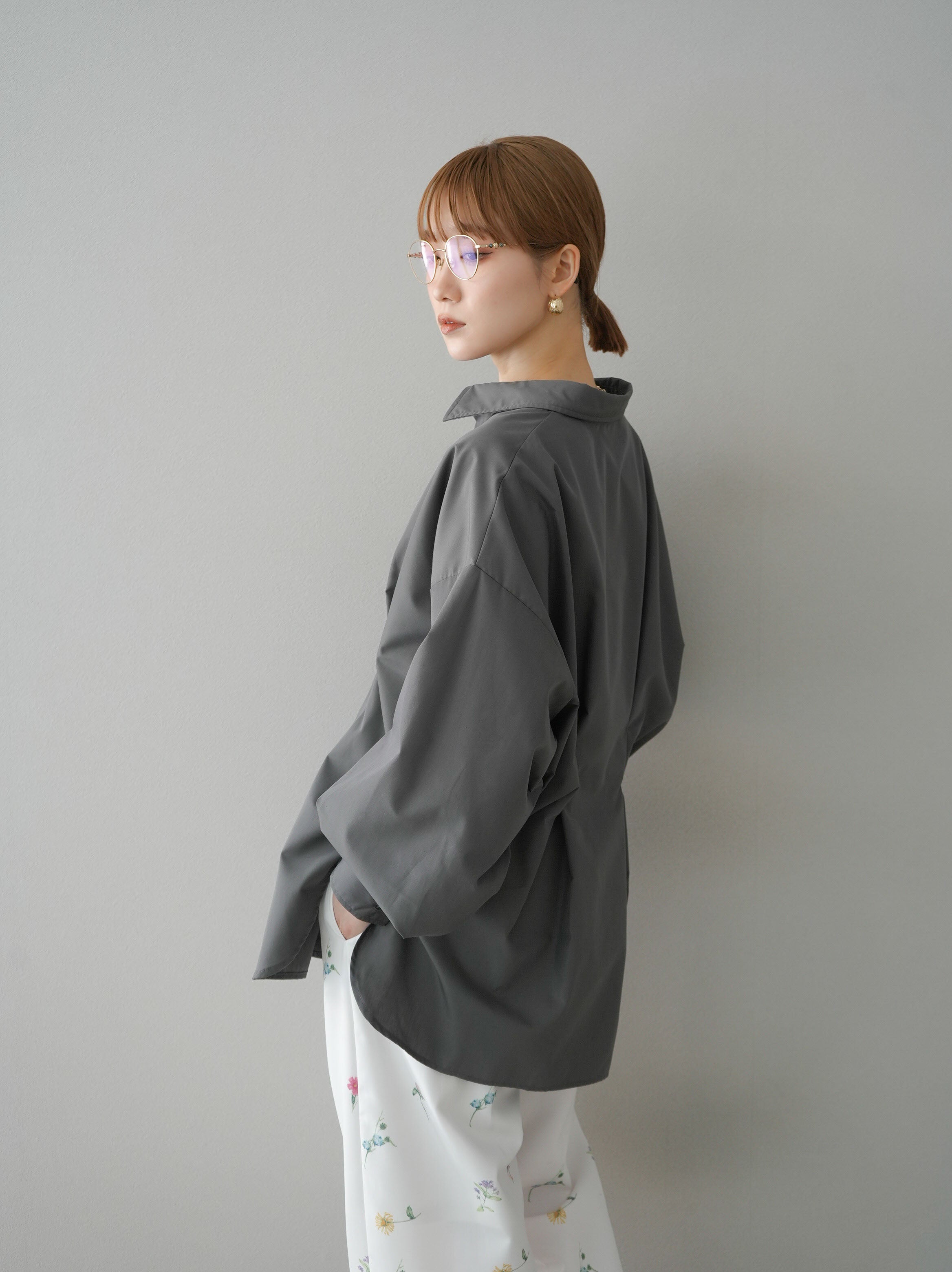 予約]ブロードウエストタックシャツ/チャコール – Lumier