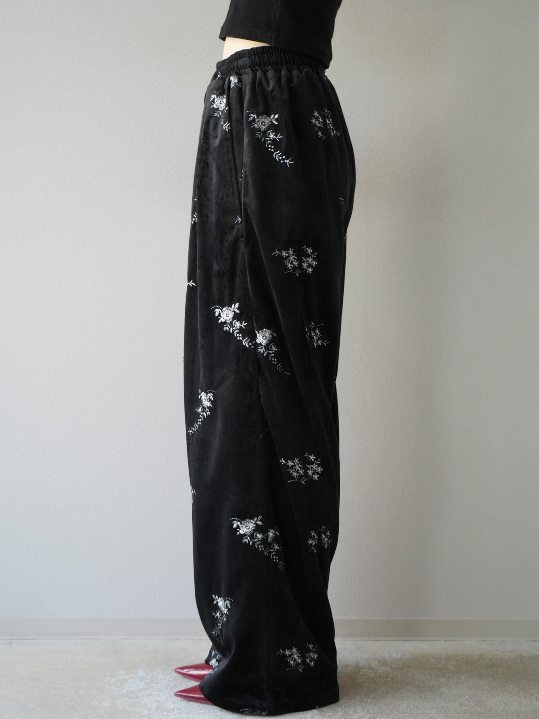 [予約]ベロアフラワーエンブロイダリーイージーパンツ/ブラック
